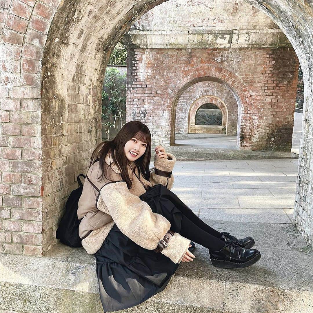 戸川栞那のインスタグラム：「先月京都へ女子旅に行った時の⛩ せっかく京都に来たから、と神社やお寺で参拝をする度に御朱印を頂いていたのですが、お家に帰ってからも御朱印帳からパワーをもらえている感じがして、御朱印集めの魅力に気づいてしまった…🔖 東京でものんびり集めたいな🌸  #京都 #京都観光 #京都旅行 #京都観光スポット #京都女子旅 #南禅寺 #南禅寺水路閣 #水路閣 #蹴上インクライン #日本 #日本観光 #日本旅行 #japan #kyoto #kyotojapan #kyototrip #japantrip #お寺巡り #神社巡り #御朱印 #御朱印巡り #御朱印集め #和 #ベージュコーデ #ブラウンコーデ #レディアゼル #redyazel」
