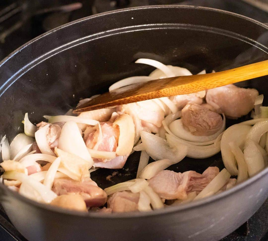 Iguchi Takuto... おうちごはんおじさんさんのインスタグラム写真 - (Iguchi Takuto... おうちごはんおじさんInstagram)「🍳Today’s kitchen(📝レシピあり)﻿ •具沢山!旨味鶏粕汁🐔﻿ あっか〜いものが食べたくなる今、美味しい汁物が出来ましたよ☺️﻿ 豚汁のレシピは世の中に多いですけど、今回は鶏汁です😚﻿ しかも、具沢山かつ粕汁にすることで旨味たっぷり！！🥺﻿ しこたま美味しいので、ぜひぜひ試してね🤗﻿ ﻿ 🐔材料（4～6人前）﻿ ・大根……1/4本﻿ ・油揚げ……3枚﻿ ・人参……1本﻿ ・玉ねぎ……1個﻿ ・鶏モモ肉……1枚﻿ ・しめじ……1p﻿ ・こんにゃく……1枚﻿ ・さといも……8個﻿ ﻿ ・ごま油……大さじ1﻿ ・酒粕……100g ﻿ ・塩……適量﻿ ・和風だしの素……大さじ1﻿ ・みりん……大さじ3﻿ ・味噌……大さじ3～４﻿ ・水……700ml程度﻿ ﻿ 🔪下準備﻿ ・大根はいちょう切りに、人参は半月切りに、油揚げと鶏モモ肉は一口大にカットし、玉ねぎは食べやすい大きさにスライスしておく。﻿ ・さといもは皮を剥いておく。﻿ ・しめじは石づきを外してほぐしておく。﻿ ・こんにゃくは手で一口大にちぎっておく。﻿ ﻿ 🍳作り方﻿ 1. 鍋にごま油をしき、鶏モモ肉と玉ねぎを入れて塩を振り、5分ほど炒める。﻿ 2. こんにゃく・大根・人参・しめじ・里芋を入れ、水・だしのもとを入れ、沸騰させて25分ほど弱火で煮る。﻿ 3. 味噌・みりん・酒粕を入れ味を整え、油揚げを入れ、弱火で5分ほど煮て完成。﻿ ﻿ ﻿ 身も心も温まるレシピですので、是非作ってみてくださいね😘﻿ ﻿ ﻿ ﻿ 美味しいで日本を元気に꒰⍨꒱.+*﻿ ﻿ ━…━…━…━…━…━…━…━…━…━﻿ ﻿ ▼.YouTube始めました🍳﻿ 【らくうまチャンネル】と検索して下さい。﻿ 簡単×美味しい料理はもちろん、﻿ <食をエンターテイメントに💐>をテーマに、﻿ 楽しいコンテンツをたくさん投稿していきます！﻿ 是非チャンネル登録お願いします🙇‍♂️﻿ https://www.youtube.com/channel/UCU8N32A-DZ4aGMH1YZ06gYA﻿ ﻿ ▼.料理教室主宰しています🍳(..開講祝1年💐)﻿ Foodies Labo(@foodies_labo)﻿ 簡単×美味しいに拘り、都内で料理教室を開催しています。﻿ 料理初心者•初参加の方•お友達との参加も大歓迎🙆‍♂️🙆‍♀️﻿ まずは気軽にフォローして下さい！﻿ ﻿ ▼.デリバリー専門のレストランを始めました🍴 ﻿ Foodies Tokyo(@foodies_tokyo)﻿ 不定期での営業となりますが、﻿ Uber Eatsに出店しています！﻿ イベントなども都度行っていますので、﻿ 詳しくは、公式アカウントをご覧下さい！﻿ ﻿ ▼.ストーリーズのハイライトをまとめました🎥﻿ 過去にストーリーズで配信した、イベントの様子や、﻿ 企業さまとのお仕事、日々の料理のシーン、﻿ 自身の掲載記事など、アイコン毎にまとめています。﻿ ご興味ある方はご覧下さい！﻿ ﻿ ━…━…━…━…━…━…━…━…━…━﻿ #らくうま飯#らくうま料理#らくうま料理家#らくうま料理研究家#料理家#料理研究家#フードスタイリスト#井口タクト#おうちごはん#おうちごはんおじさん#料理男子#簡単料理#時短料理#簡単ごはん#飯テロ#料理好きな人と繋がりたい#Foodstylist#ouchigohan_ojisan#﻿ #らくうまレシピ#おうちごはんおじさんのレシピ #時短レシピ #簡単レシピ #レシピ #鶏汁 #粕汁 #鶏粕汁 #味噌汁」1月21日 21時32分 - ouchigohan_ojisan