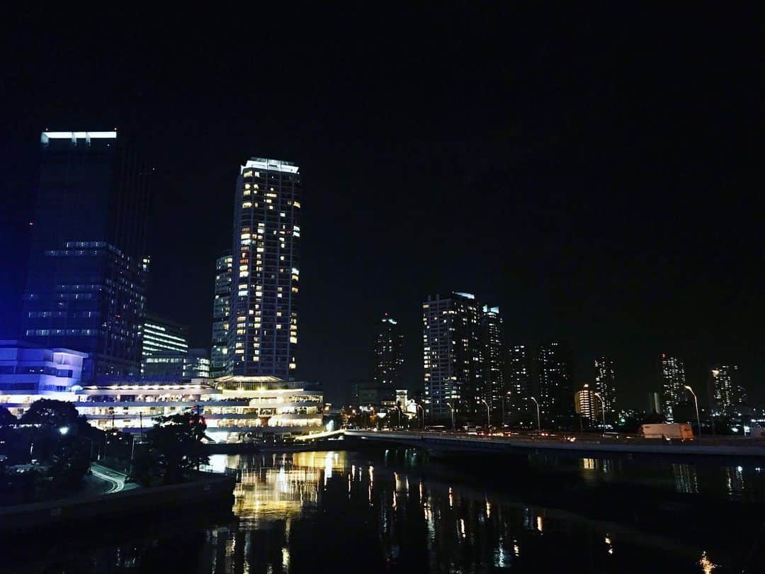アヤメのインスタグラム：「Night view reflected on the surface of water🌃✨ 早く気軽にお出かけしたり飲んだりしたいねえ #🥂 #夜景 #都会 #直行直帰」