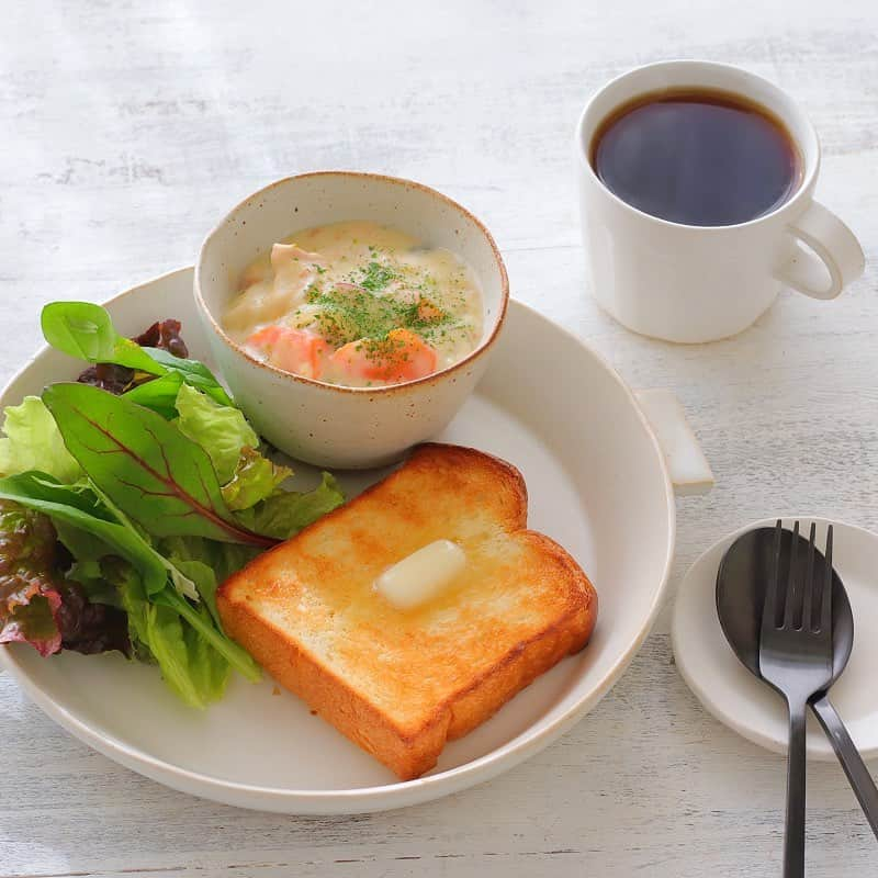 あいりおーさんのインスタグラム写真 - (あいりおーInstagram)「今日のブランチ🍞  5時30分起きなのに10時まで食べる時間がなかったー！  昨日焼いたリッチ食パンのトーストとシチューとコーヒー☕️  このリッチ食パンは生クリームと牛乳が仕込み水のそのままでも美味しい食パンなのに追いバター🧈  このパン、3枚目みたいな丸めた生地を8つ入れてホテルブレッドみたいになる予定が  ホイロ後にガタガタの歯並びみたく発酵してた(笑)  なので焼き上がりもガタガタで撮ることすらなし😅  しっかり計量したのにあんなお姿に😂  クルクル成形4つ作ってハサミでチョッキン✂️した方が良かった💧  まぁいろいろ失敗もします😅  味はいいだけに残念でならない꒰๑˃͈꒵˂͈๑꒱୭̥*ﾞ̥   #手作りパン#おうちパン#あいりおーパン#マカロニメイト#クラフト石川 #instagramjapan #kurashiru #kurashirufood #デリスタグラマー#キナリノ#おうちごはん#フーディーテーブル #製菓材料ならコッタ #コッタ #instagramjapan #igersjp #Instagram #delistagramme #レシピもコッタ #お菓子作りならコッタ#食パン」1月21日 21時36分 - airio830