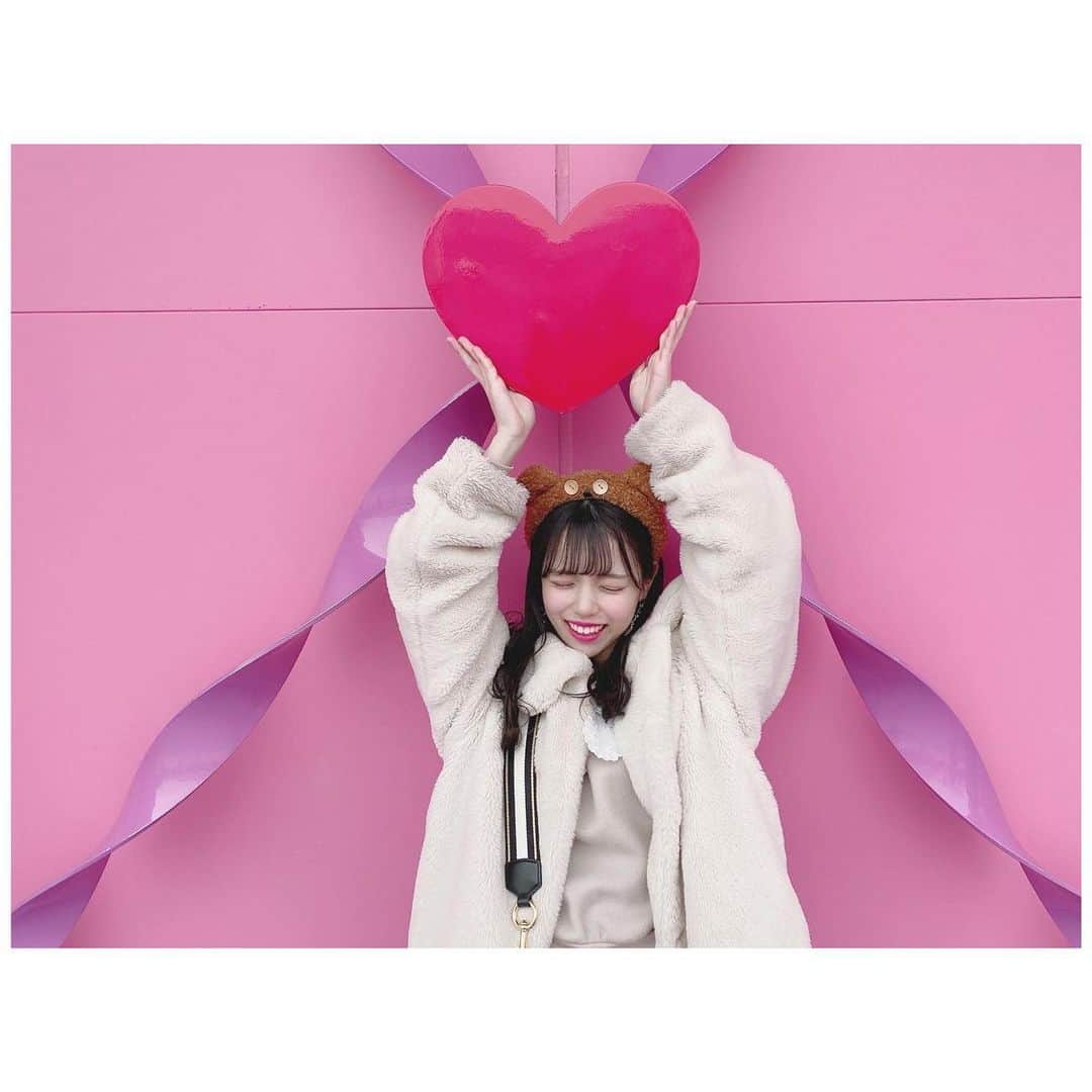 のインスタグラム：「このユニバで1番撮りたかった場所💞💞 ﻿ ﻿ ピンクで可愛くて、お気に入りな写真スポットになりました〜💓💓💓﻿ ﻿ ﻿ ﻿ #ブラウンコーデ#ユニバフード﻿ #ユニバ#usj#ユニバーサルスタジオジャパン#遊園地#ティム#tim#ティムコーデ#usjコーデ﻿ #フォトスポット#pink#heart#かわいい﻿ ﻿ #過去pic」