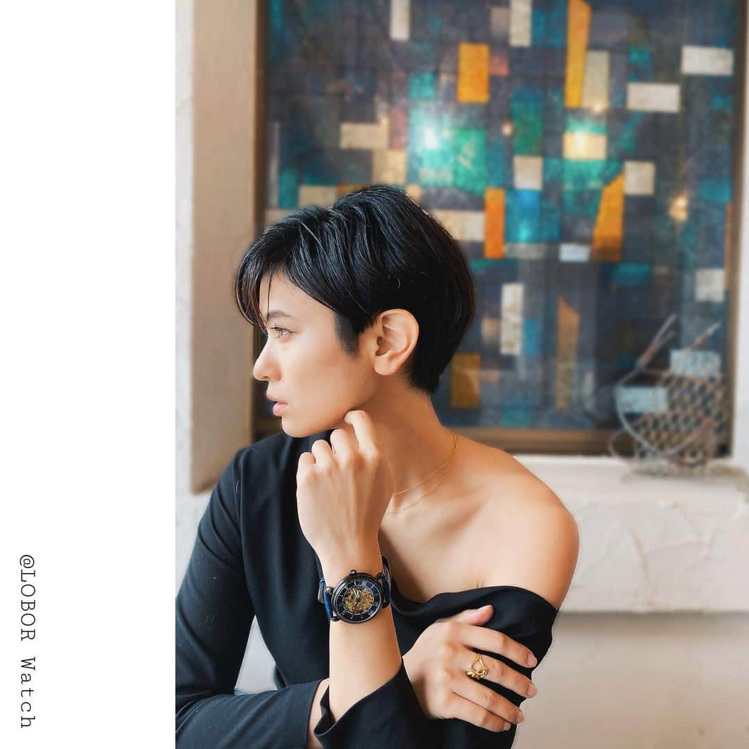 金城優華のインスタグラム：「前の投稿で お問い合わせも多かった こちらの時計は @loborjapan の時計。  文字盤からのぞく歯車が 美しいLOBORの【COSMOPOLITAN】series.  私はPOMPIDOU BLUEを。 黒い縁に インディゴの様な 深く味わいのあるブルーのレザーが美しい  秒針に合わせて動く歯車も どこかロマンティック。  ジェンターレスで 使えるデザインも素敵。  シンプルスタイルや カジュアルスタイル スタイル問わず使える お気に入りアイテム。  This is one of my favorite watch.  【10%off coupon code】   yuukalzd48  (Can be use for 1year.) (1年間使えるので、贈り物や自分へのご褒美等の時にお使いくださいませ。)  #lobor  #ロバー  #腕時計  #時計  #手元倶楽部  #プレゼント  #ペアウォッチ  #コラボレーション  #金城優華  #fashion  #model #ファッション  #金城の服事情」