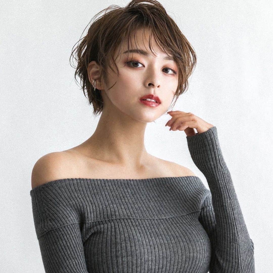 かおりのインスタグラム：「・ ・  本日、24歳になりました🎂  24歳は大人な女性を目指して頑張ります！  これからもみなさんよろしくお願いします🙇‍♀️  #誕生日　#オフショル」