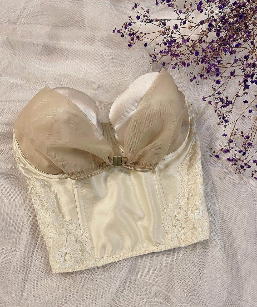 Chiyono Anneさんのインスタグラム写真 - (Chiyono AnneInstagram)「A bespoke bridal bustier to wear beneath her wedding dress✨ This order includes a hand embroidered message, a picture of her pet, and the initials of her and her husband❤️  The cups are boned for extra support, and are pulled in further by the mesh flaps for a more defined and centered cleavage.   ビスポークオーダーのブライダルビスチェ👰🏻‍♀️ ストラップレスのウェディングドレスの中に着るため、しっかり安定したサポート力と、綺麗なシルエットと谷間を作る構成のブラです。 カップに内側にはオリジナルに手刺繍も💓  #chiyonoanne #bridal #lingerie #strapless #handmade #bespoke #チヨノアン」1月21日 21時43分 - chiyono_anne