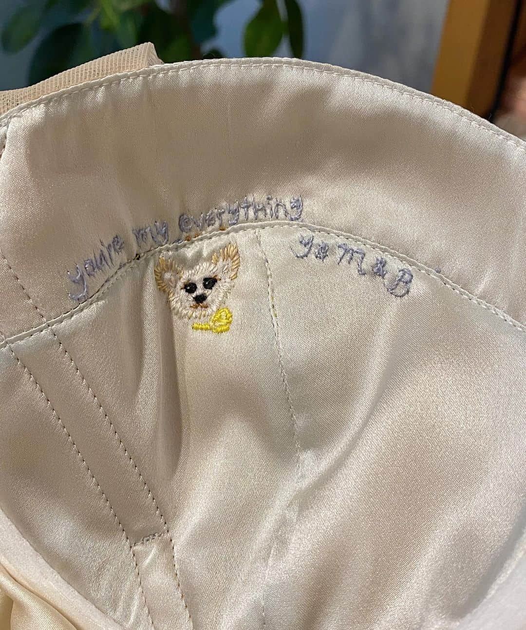 Chiyono Anneさんのインスタグラム写真 - (Chiyono AnneInstagram)「A bespoke bridal bustier to wear beneath her wedding dress✨ This order includes a hand embroidered message, a picture of her pet, and the initials of her and her husband❤️  The cups are boned for extra support, and are pulled in further by the mesh flaps for a more defined and centered cleavage.   ビスポークオーダーのブライダルビスチェ👰🏻‍♀️ ストラップレスのウェディングドレスの中に着るため、しっかり安定したサポート力と、綺麗なシルエットと谷間を作る構成のブラです。 カップに内側にはオリジナルに手刺繍も💓  #chiyonoanne #bridal #lingerie #strapless #handmade #bespoke #チヨノアン」1月21日 21時43分 - chiyono_anne