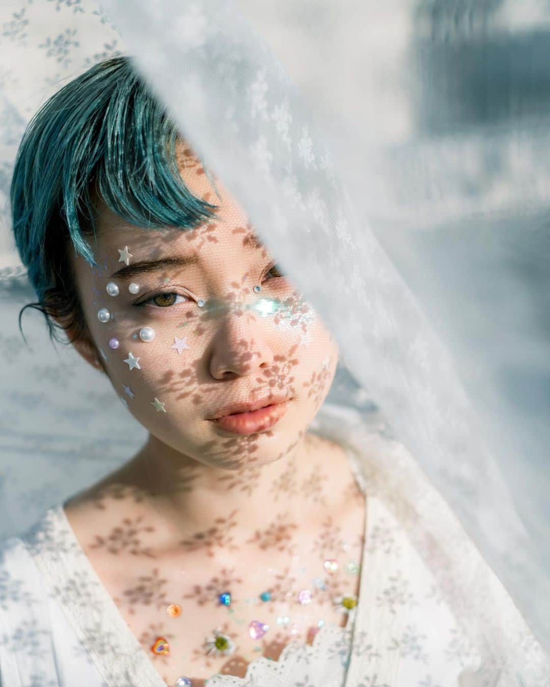 shabonのインスタグラム：「* . . . . . ☺︎︎ . hairmake : @bana__yuna . . FUJIFILM X-PRO3 /  XF35mm F1.4 R XF16-55mm F2.8 R LM WR . . . . . *  #igersjp #tokyocameraclub #東京カメラ部 #team_jp_ #photo_shorttrip #japan_of_insta #GPW_members_only #hellofrom #genic_mag #as_archive  #worldviewmag  #ファインダー越しの私の世界 #artofvisuals #art_of_japan_ #ig_phos #daily_photo_jpn #jp_mood #lovers_nippon_portrait #japan_daytime_view #dreamermagazine #moodygrams #ギャラリームジン #人物写真 #fujifilmxpro3 #xpro3 #Fujifilm #1x  #fujifilm_xseries #今日もx日和 #屋上」