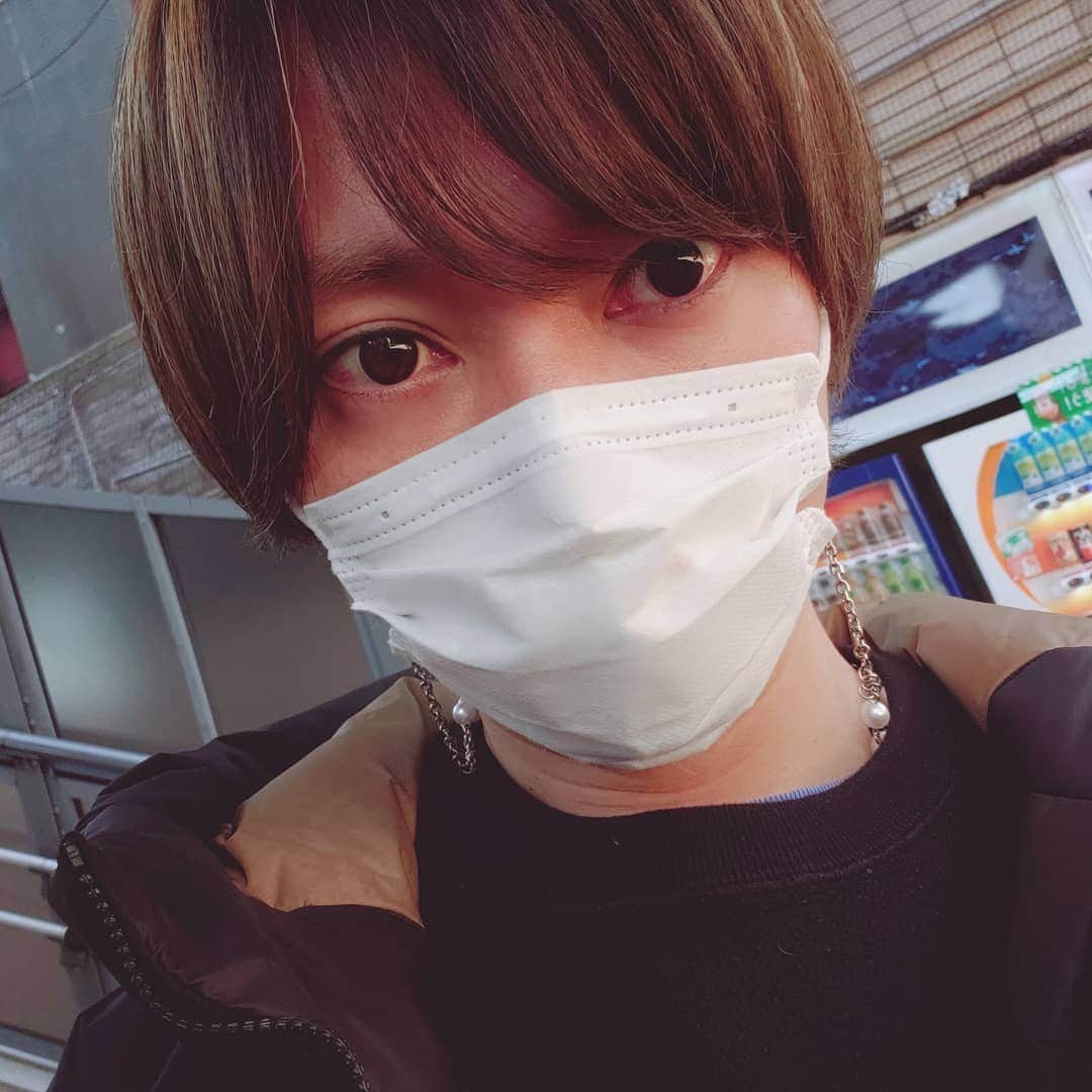 涼平さんのインスタグラム写真 - (涼平Instagram)「長時間外にいる日はマスクチェーンをつけてます。色々便利☺  #マスクチェーン」1月21日 21時44分 - mm_peko