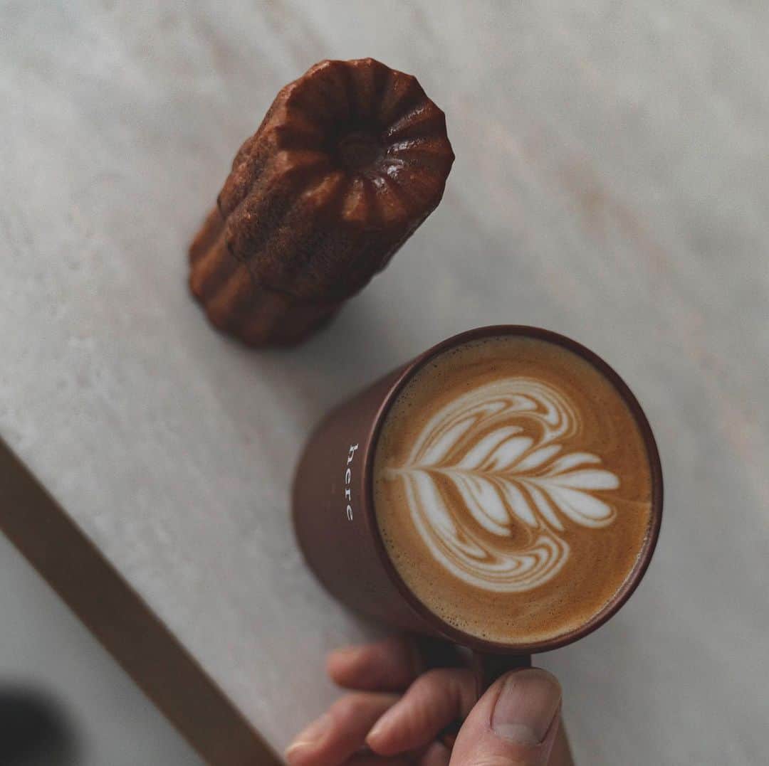 山口淳一さんのインスタグラム写真 - (山口淳一Instagram)「Simple is the best. Coffee and Canelé @here.kyoto . シンプルが1番難しく、1番美しい。 だからこそ極め甲斐がある。 —— #japan #kyoto #here #coffee #herekyoto #canele #latte #latteart #art #cafe #slayer #espresso #roasting #glass #日本 #京都 #コーヒー #カヌレ #ココカヌレ #ラテ #ラテアート #アート #スレイヤー #エスプレッソ #焙煎 #バリスタ #グラス #おうちでココカヌレ #お取り寄せ #お取り寄せスイーツ」1月21日 21時45分 - junichi_yamaguchi