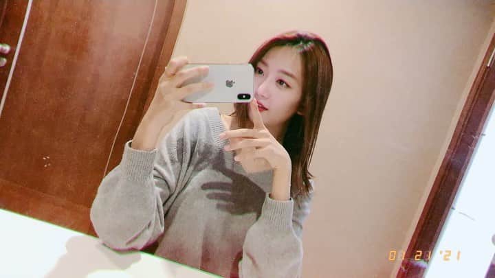 イ・ミンジのインスタグラム：「간만에 나갔다 와서 신난 달덩🌝ㅣ」
