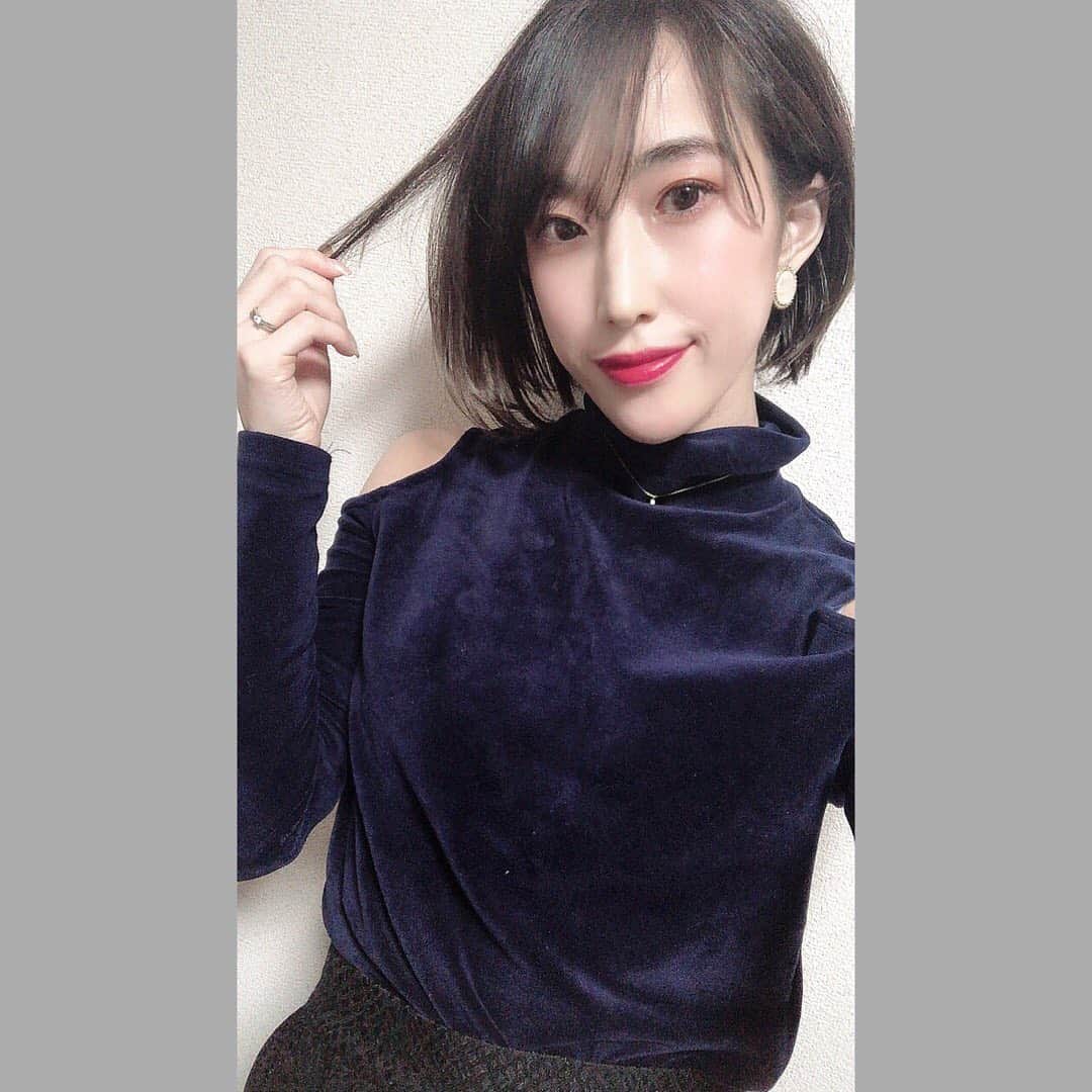 近藤夏奈のインスタグラム：「﻿ ﻿ ﻿ ﻿ バッサリ切ったよ〜💇‍♀️いかが？💗笑﻿ トッティさん、いつもありがとうございます🌈﻿ @totti.elle  ﻿ ﻿ ﻿ 明日も#ウメダfmbehappy789 ﻿ 『Be sports friday』🧘‍♀️﻿ 午後5時から7時🕔2時間生放送です🗣﻿ ﻿ ﻿ 明日、1月22日は"カレーの日"だそうです🍛﻿ 明日のメッセージテーマは﻿ 『好きなカレーの具、味』です📩﻿ ﻿ "カレーの日"にちなんで、あなたの好きな﻿ カレーの具や味、トッピングなど教えて下さい🌱﻿ ﻿ ﻿ 今、あなたが聴きたい曲と共に﻿ メッセージおまちしてます🙋‍♀️🌈﻿ ＊番組名『Be sports friday』を選択してね🏃‍♀️﻿ .﻿ .﻿ ﻿ ﻿」