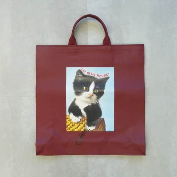 nocotoさんのインスタグラム写真 - (nocotoInstagram)「ピッグスキンの大きいバッグ。女子ランドセルのような色味がどこか懐かしく嬉しいお品。プリントの仔猫にゃんのかわいいことよ✨ 何でも入る、エコバッグいらずが頼もしいですよ👍  #bag #cat #kitty #仔猫 #catindahouse」1月21日 21時51分 - nocoto_store
