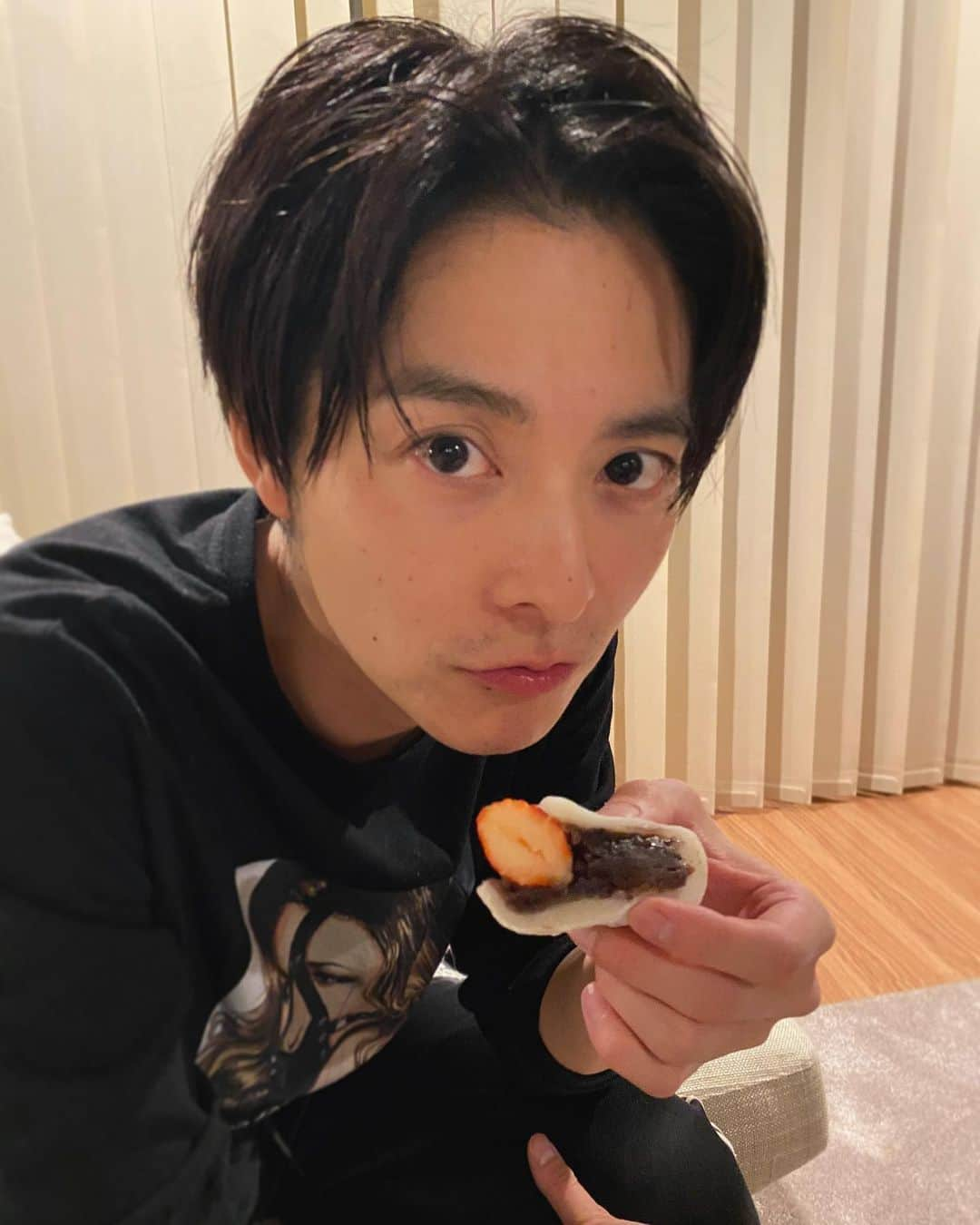 小池徹平さんのインスタグラム写真 - (小池徹平Instagram)「ただいちご大福を食べているだけの写真。  #こしあんとつぶあんを食べ比べの巻 #いちご生まれはやっぱりいちご好き #結局どっちも好き #小池さん家のてっちゃんねる #ゆずさんのいつかをカバーさせてもらいました」1月21日 21時58分 - teppei.koike_official