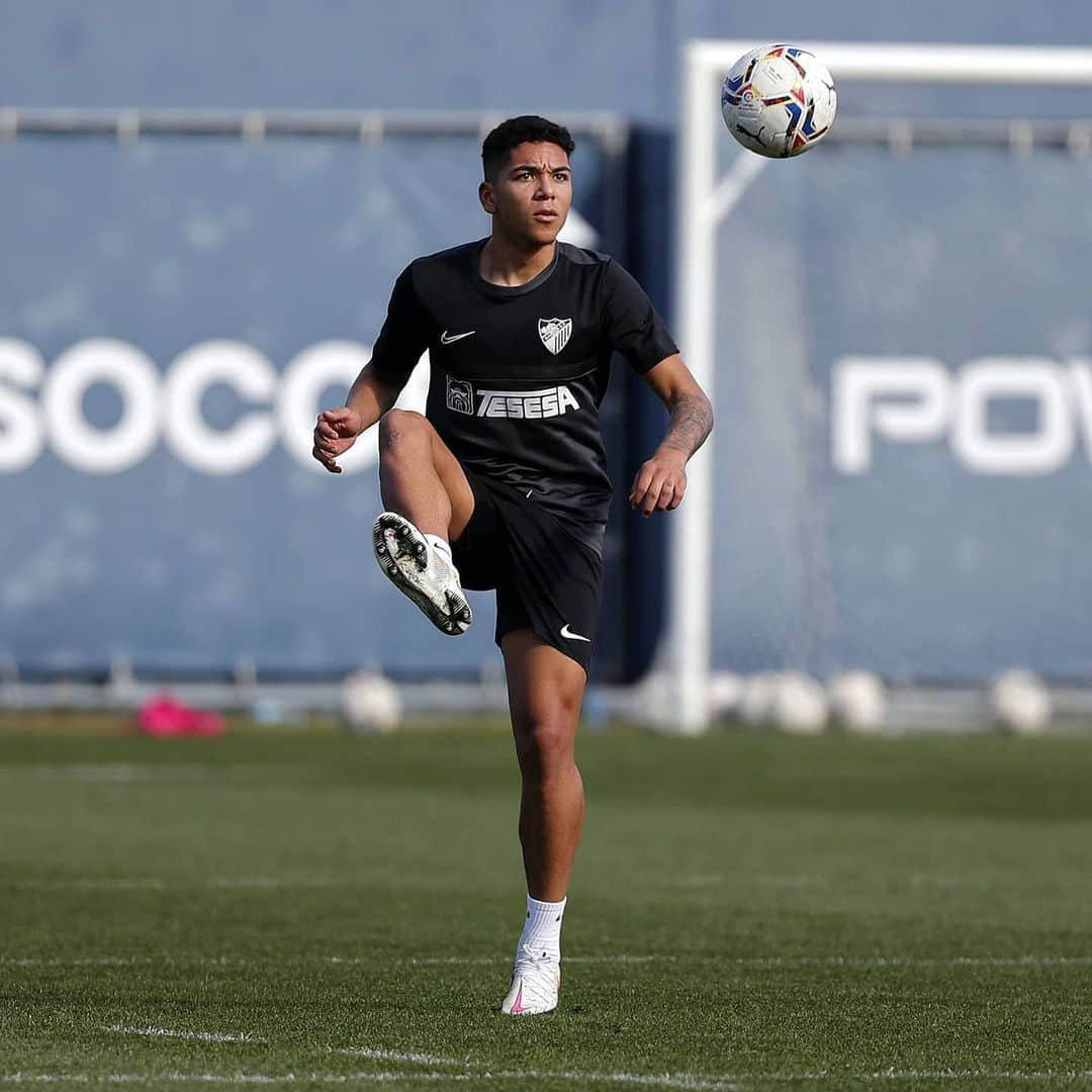 マラガCFさんのインスタグラム写真 - (マラガCFInstagram)「⁉ Sabías que...  @loreeen9, ariete del #JuvenilDH novedad hoy con el primer equipo, es el único futbolista junto a Samuel Sánchez (hijo de Juanma, autor del primer gol del #MálagaCF) que ha jugado en el #ATMalagueño siendo hijo de un antiguo jugador del MCF.  #MCFMemoria😮」1月21日 21時53分 - malagacf