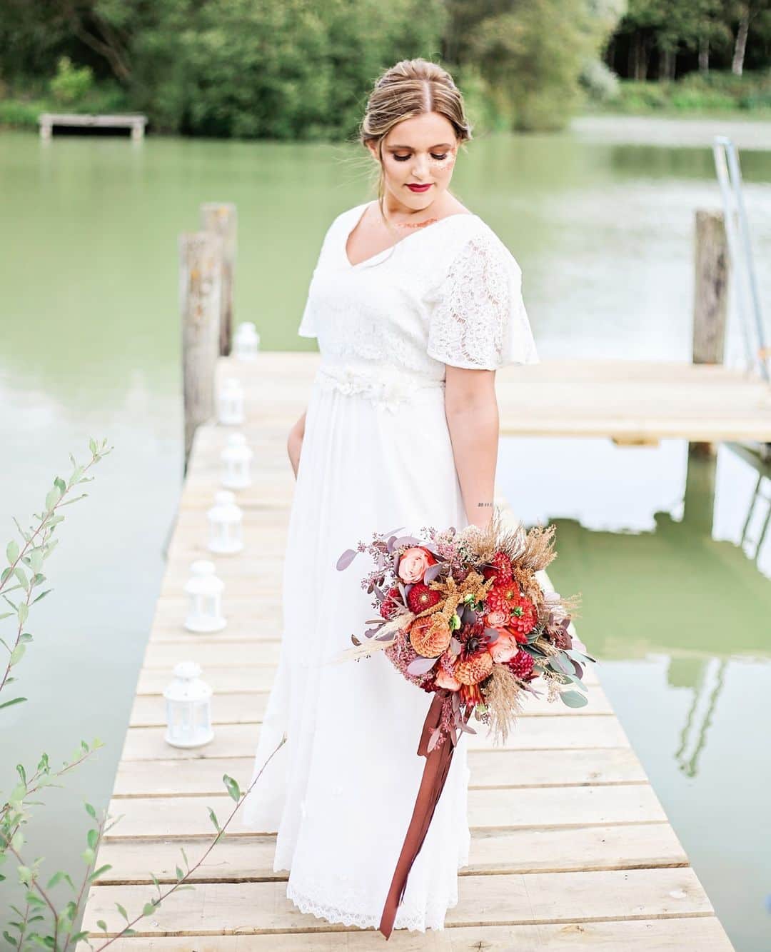 ミナのインスタグラム：「I love being a business owner and being able to provide an alternative to the traditional wedding dresses to our awesome brides. ❤️ It's not the easiest job but the most rewarding one that I can imagine myself having. I've lived in London for 6 years now but I was born and raised in Mikkeli, a small city in Eastern Finland. How did I end up running my own bridal wear business in London? To find out, read the article by @thekindbride. Link in bio.⁠ ⁠ Cat is wearing our super comfy Adele dress and holding a beautiful bouquet by @saras.events.flowers 😍⁠ ⁠ wedding planner - @misscarlysleandco_events ⁠ photographer: @victoriamitchellphotography ⁠ assistant: @yourweddingfrienduk ⁠ assistant: @lbcweddingsandevents ⁠ hair: @emma_kim_hair ⁠ make up: @glamavanuk ⁠ cake maker: @melscakesandbakes ⁠ balloon arch: @creativedecorations ⁠ venue: @thebarnatbrookendgreenfarm ⁠ model: @xcatnorris ⁠ prop hire: @thesparkleshed1 ⁠ dream catchers: @rosamaycrafts_ ⁠ stationery: @designbyemilyuk ⁠ prop hire: @lulabelleandmoo ⁠ signage: @hunnibellchalk ⁠ ⁠」