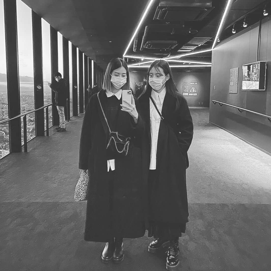 のインスタグラム：「👯‍♀️👯‍♀️👯‍♀️👯‍♀️👯‍♀️👯‍♀️﻿ ﻿ 姉さんって言えば﻿ 会ったことない人でもだいたい伝わる﻿ あの仲良い人だよねって笑﻿ ﻿ 初映画作品で出会って﻿ ずっと仲良くしてくれて﻿ 頼りにしてる大好きな人😌  #ハイキックエンジェルス #hightkickangels #空手 #空手女子 #karate #高身長女子 #ロングコート #渋谷スカイ #渋谷sky #渋谷スクランブルスクエア #shbuyasky #shibuyascramblesquare」