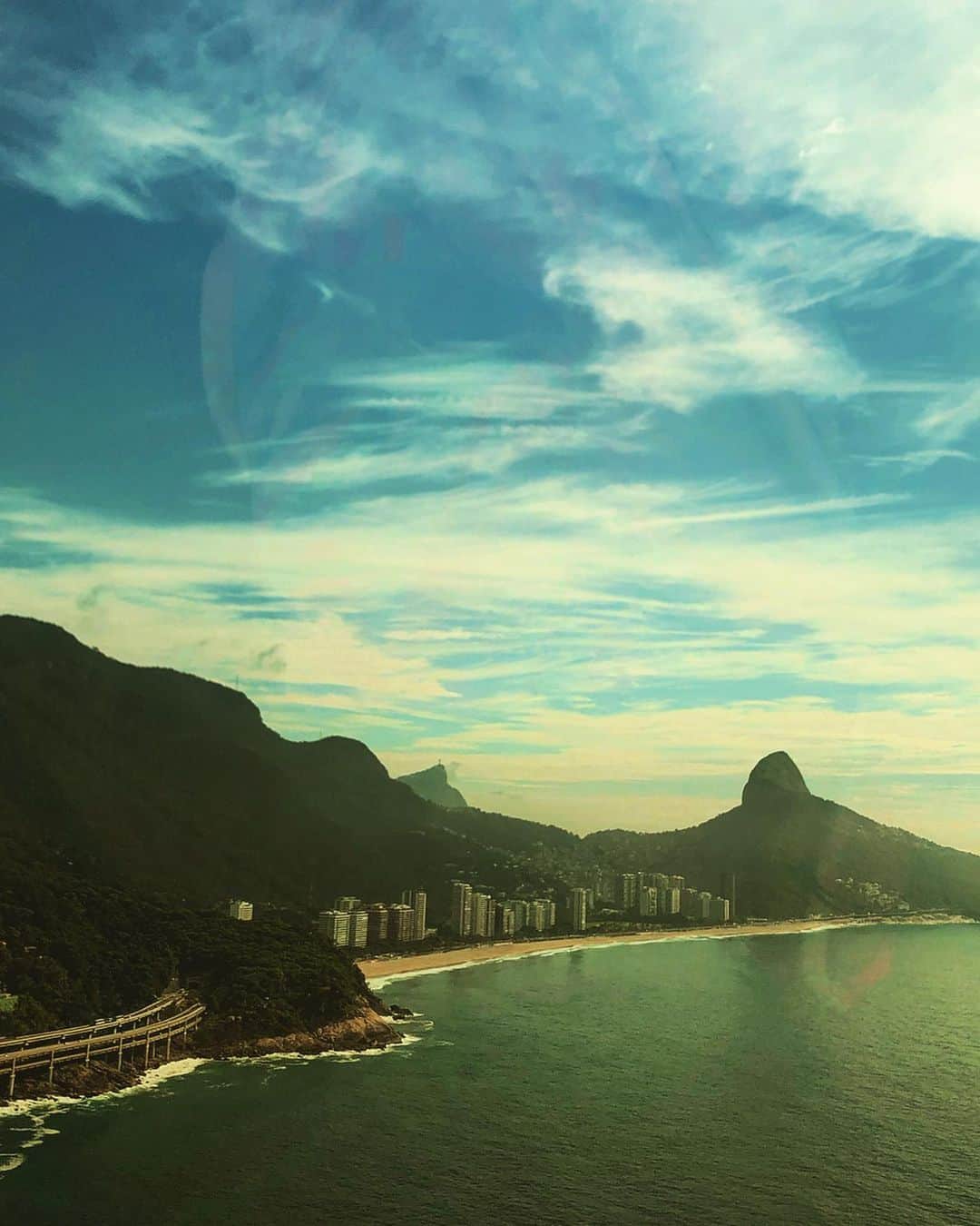 のインスタグラム：「esse samba é só porque, Rio, eu gosto de vc...  é mentiiiiiira... EU AMOOO  foi ontem, mas é todo dia! viva são sebastião  do meu Rio de Janeiro  fevereiro e março, e o ano inteiro...」