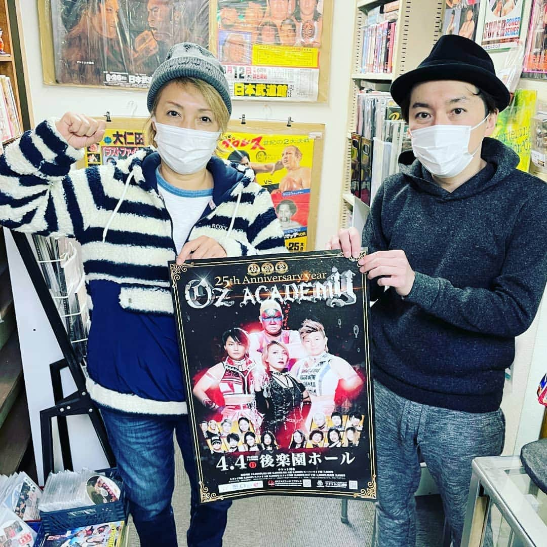 尾崎魔弓のインスタグラム：「今日チャンピオンに2月と3月FACE❇️ そして4月の後楽園ホールのチケット置いてきたよ💮 図面見ながら選ぶならチャンピオン❇️ 来れない人はマホキャストこれ最高💯   https://t.co/XhIWS7thTN  #尾崎魔弓  #オズアカデミー  #正危軍 #水道橋チャンピオン  #マホキャスト」