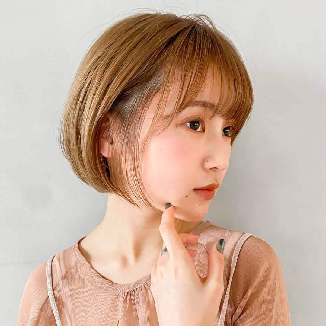 HAIRさんのインスタグラム写真 - (HAIRInstagram)「「小顔効果抜群のミニボブ👏🏻💕」 二宮 万莉（ ＠nino_427 ） . -----------------------------------------------------------  Follow me👉🏽 @hair.cm  HAIR webサイトは「HAIR（ヘアー）」で検索！✨  -----------------------------------------------------------  HAIRは、お客様の『なりたいを叶えるスタイリスト』が集まるサイトです。  日々スタイリストの方々の素敵なヘアスタイルを掲載しています。  投稿スナップ数約40万の中から、気に入ったスタイルを見つけませんか？  HAIRを通じてサロンに予約もできますよ！💕  ----------------------------------------------------------- . . #ショートボブ  #ミニボブ #ショート  #切りっぱなしボブ #ベージュカラー  #韓国 #髮型 #髮型屋 #髮型設計 #发型 #短髮 #日系髮型 #女生髮型 #女生短髮 #염색 #헤어 #단발 #bob #복구펌 #짧은머리 #숏컷」1月21日 22時00分 - hair.cm