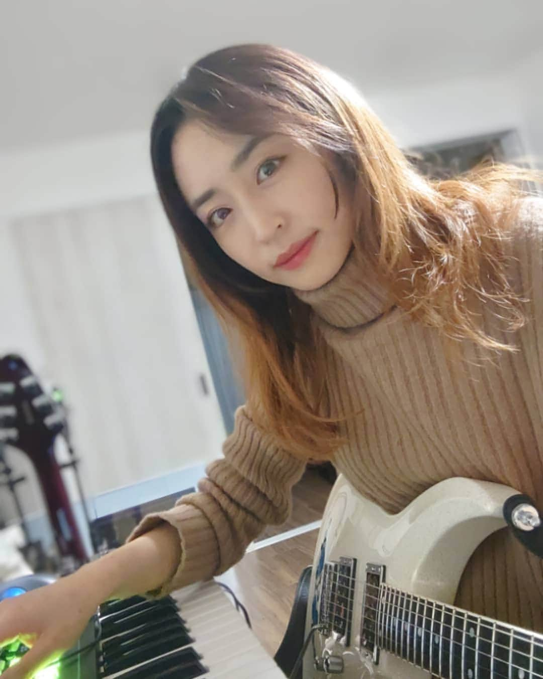 Yukiさんのインスタグラム写真 - (YukiInstagram)「Hi everyone😀 how are you doing? I'm sorry I can't upload my guitar playing videos recently. I've been super busy but I'm doing well!! I arrange songs for a live stream event and I'm writing new songs for next album.  I am invited to play on a live stream event called Shred RACERS ONLINE F3 on 4th March. I'll play anime songs! Don't miss it!! Please check the details on shredracers.com  Thanks!  皆さんこんばんは😀いかがお過ごしですか？最近ギター動画アップできてなくてすみません。色々とめっちゃ忙しく過ごしております！D_Driveは次の作品に向けて曲作りなど進めています！昨日もスタジオでメンバー揃って色々やってたんですよね〜それに3月4日にShred RACERS ONLINE F3というオンライン配信イベントに呼んでいただきました！第一回目のF3にはD_Driveで出演させてもらいましたが、今回は「アニメ×速弾き」ということで私がアニソンで参加させていただきます!!色んな出演者の皆さんとご一緒できるのも楽しみですね🙌詳細はshredracers.com でご覧ください。 皆さん楽しみにしておいてください👋」1月21日 22時01分 - d_drive_gt_yuki