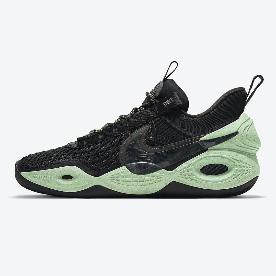 HYPEBEASTさんのインスタグラム写真 - (HYPEBEASTInstagram)「@hypebeastkicks: Here’s a first look at @nikebasketball‘s upcoming Cosmic Unity sneaker. Debuting in a “Natural/Total Orange/Green Glow” colorway, the shoe features a mixed material upper centered around a wavy net design, extended laceguards, multicolor rope laces, enlarged midfoot Swooshes and multiple branding hits. Elevating the style is a green colored midsole with cutout designs that reveal a full-length Air Zoom Strobel system paired with a fully treaded black rubber outsole. It’s set to release in the coming weeks for $150 USD.⁠⠀ Photo: @nike」1月21日 22時02分 - hypebeast
