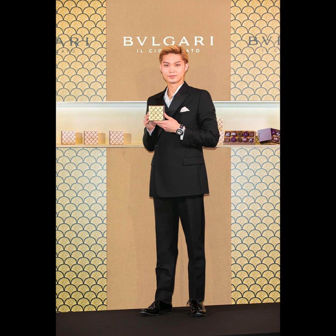 磯村勇斗のインスタグラム：「.  『ブルガリ サン・ヴァレンティーノ 2021』  「ブルガリ イル・チョコラート」 バレンタインスペシャルアンバサダーに就任しました。  一つ一つハンドメイドされたジュエリーのようなチョコレートを大切な方に贈って愛を伝えてみては如何でしょうか。  イタリアの甘美な旅をご堪能下さい。  ＠bulgarihotels @bulgari #ブルガリバレンタイン2021　 #bvlgariilcioccolato #BvlgariWatches #BvlgariJewelry」