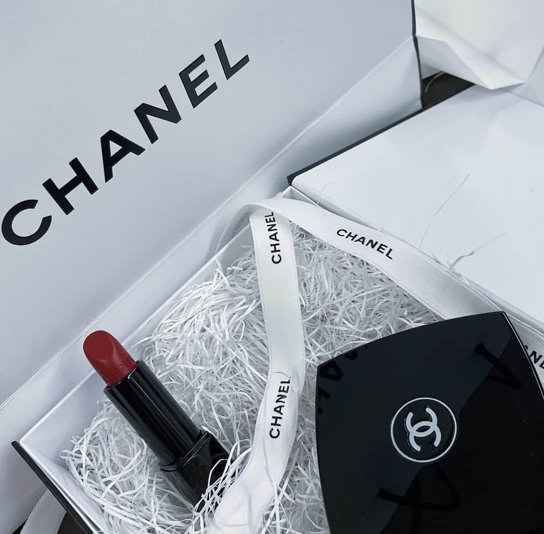 えまぽち(穂波エマ)のインスタグラム：「Birthday present 🎁🖤  CHANELのイメージが強いらしい」
