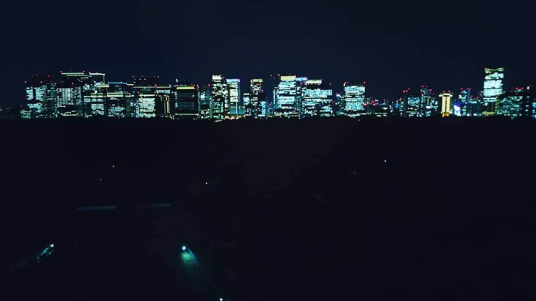 手島千尋のインスタグラム：「最近夜になると パソコンを 会社の最上階に持って仕事📝 するのがルーティン。  結構良い✨ 静かだし。 広いし。 感染症対策もバッチリです✨  よきよき❤️」