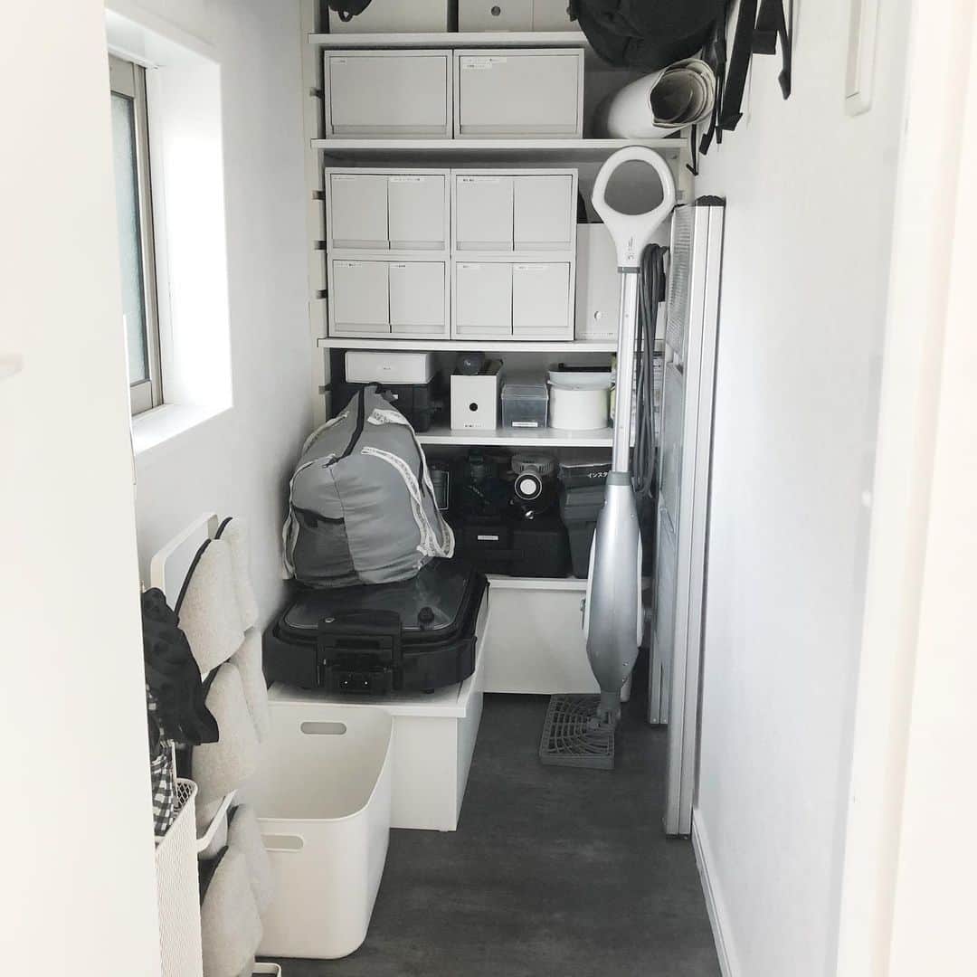 akaneのインスタグラム：「2021.1.21  ブログで載せててこちらで載せ忘れていた物置部屋💁‍♀️  年末にようやく大掃除終えてスッキリしました！  それまで何でも突っ込む部屋になってて笑 撮影の時に開けられてめちゃくちゃ恥ずかしかった🤣  押し入れとか開けたら雪崩が起きるパターンと同じやつw  ここは1.5畳しかないけれど、あるとないとでは全然違う我が家の収納の要！  防災用品やたまに使う梱包セットや電池、トイレットペーパーやキッチンタオルなどの消耗品も置いています！  棚上にはクリスマスやお正月、ハロウィンなどの季節モノを  避難食は賞味期限をケースに貼っておくと、中身を確認しなくても分かるのでオススメ！  なんせ狭いので、防災リュックも壁に掛けて、夫のサッカー道具も100均の自転車ネットを活用して浮かせる収納♪  とにかく使えるスペースは浮かせてても使う！が私とモットーです😆  #物置部屋#防災用品#防災グッズ#防災リュック#浮かせる収納#ダイソー#100均#100均収納#ネット収納#ハンギング収納#収納アイデア#収納#収納方法#整理#整理収納アドバイザー」