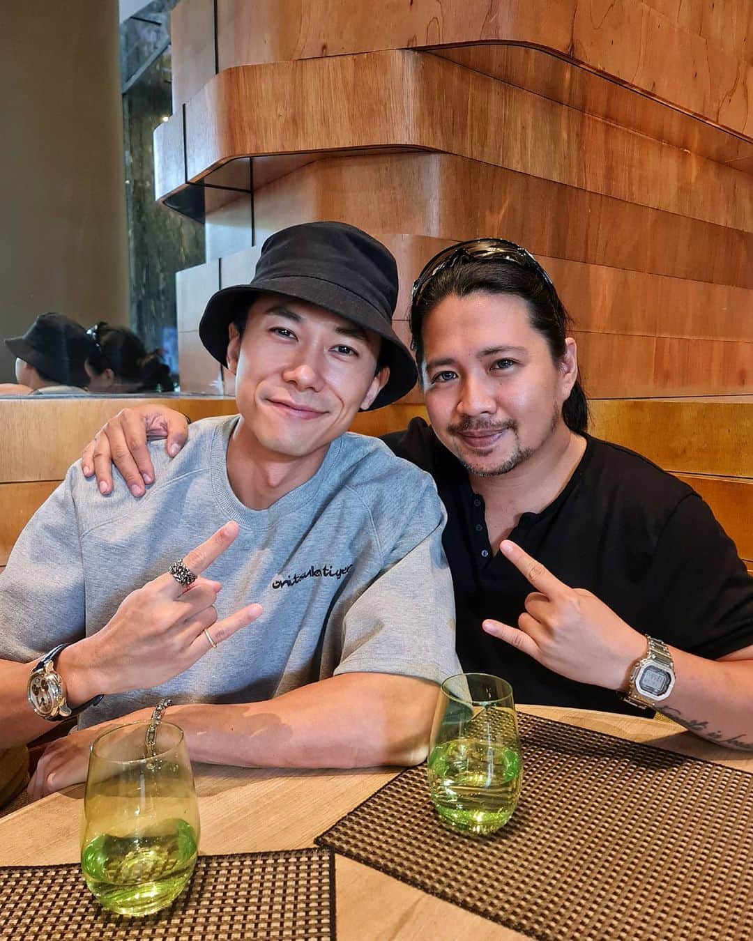 デスモンド・タンのインスタグラム：「Great to catch up with my bro @josephus_tan who inspired me tremendously when I was playing a character 6 years back that was written based on his story.   流氓律师 or 'gangster-lawyer' is what most people might know him as. A gangster in his teens who fought against all odds to turn over a new leaf and became one of the most high-profile criminal defense lawyer known for his pro bono works.   As we were catching up on each other's life, I still witness the intense passion in his eyes as he shared about the recent pro-bono cases he's working on. This man has a golden heart; he prioritises helping the less fortunate ones who need the equal legal aid they deserve over anything else.   A great catchup. A greater reminder to never easily give up in life and to always lend a helping hand to people in need. I believe every effort will make Singapore a better place!   Passing the baton to @joakimgomez @shafieaziz @nokidsjustkittens @fadli_kasmani @hal_eema to share stories that inspire them. Keep it going @singapore.   #thisissg #SGTogetherBetterTomorrow #mediacorp」