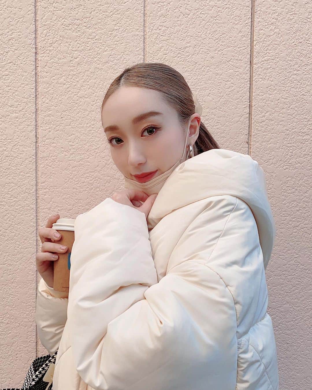 のインスタグラム：「Love White ☁️ ロングダウンコート☁️ 軽すぎるしあったかすぎる~ロケの時もたくさん着れる~~🤍背中もかわいい🥺@searoomlynn_official スウェットも #searoomlynn のものです🤍」