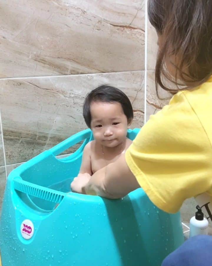 ユ・ハナのインスタグラム：「오늘 일찍 마스크팩이 솔드아웃되는 바람에 갑자기 휴가받은 기분으로 넷플릭스로 프리즌브레이크를 보았다는..😅여유있게 동글이 목욕영상도 찍구요~👶 벌써 #생후18개월   커가는게 아쉽기만 하고 친구들도 많~이 만나게 해주고싶고 트니트니 야옹이선생님 수업도 듣게해주고싶고 비행기타고 하루종일 물놀이해도 감기걱정없는 따신 나라 델꼬가고싶고  아무데나 주저앉아서 한참 놀아도, 지나가던 사람들이 귀엽다 만져도  암~~~~시롱토 안한 그런세상이 됬음 좋겠다요.  근디,  애미야 샤워기 필터 갈때가 된 것 같다.. 색이 마이 변해쓰~😱  #동백오일 은  이번주말까지 프롬하나에서만🌺」