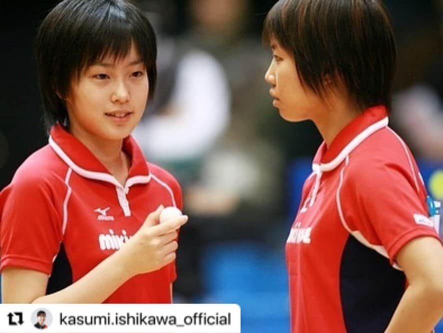 平野 早矢香さんのインスタグラム写真 - (平野 早矢香Instagram)「佳純、心温まるメッセージありがとう😌 ナショナルチームではお姉さん役として、チームを引っ張っていくプレッシャーもあると思うけど、佳純らしく思いっきり楽しんで、そして信念を持って突き進んでいってね👍👍👍　 ・ ・ #Repost @kasumi.ishikawa_official with @make_repost ・・・ *** 全日本選手権でのたくさんのメッセージ、ありがとうございます😊💕  先日、先輩であり、お姉さんのようにいつもお世話になっている平野早矢香さんがご結婚されました💍💐  平野さんには私が13歳でメガネっ子🤓の頃からダブルスを組んでいただき（写真みつかりませんでした、、笑）初めて出場した世界選手権では、『かすみの好きなようにプレーして良いよ、それが持ち味だから❗️』と優しく励まして下さったり、中学生の時にヨーロッパ遠征で時差ボケに負けてしまい🤣、試合が終わって部屋に帰るとそのまま寝てしまう私に、『お風呂入らなくて大丈夫❓明日の準備はした❓』と優しく起こしてくださいました😭💕 卓球へのプロとしての姿勢、ストイックさを小さい頃から近くで見る事が出来て、たくさんの事を学びました。  2012年のロンドンオリンピックで平野さん、福原さんと一緒に戦えた事は、いつまでも私の大きな財産です❗️  素敵な旦那様に巡り会えてのご結婚、私もとても嬉しいです🥰 きっと笑顔溢れる家庭になると思います。本当におめでとうございます☺️ #平野早矢香さん #コロナ禍でなかなかお会い出来ていないので以前の📷です #早くお祝いできますように💐」1月21日 22時27分 - sayakahirano0324