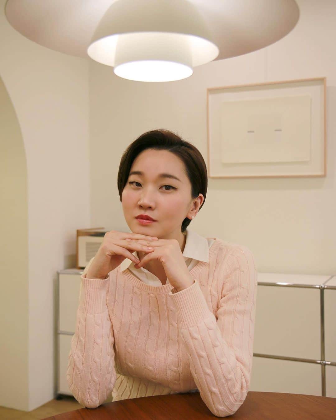 チャン・ユンジュのインスタグラム：「비록 비대면 만남 이었지만. 세자매 라운드 인터뷰를 통해 만난 기자분들 즐겁고 감사했어요.  기자분들고 그렇고 인친님들도 하루빨리 만나고 싶네요...😅🤍🙏🏻 그나저나 #팬클럽갖고싶다ㅋ」