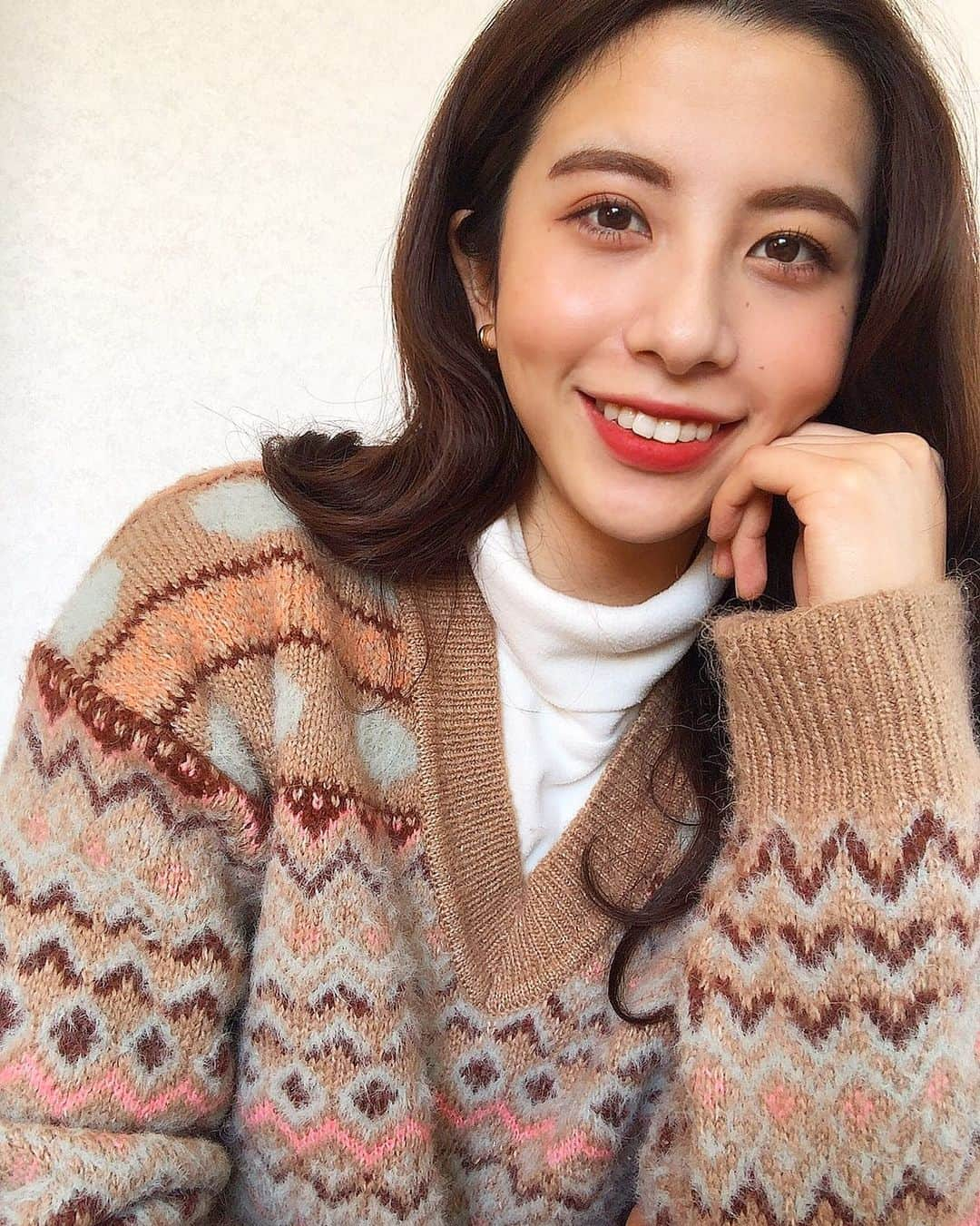 西尾春香のインスタグラム：「. . みなさんはおうち時間で何をしますか？🏠🏠 私は時間を有意義に過ごしたいと思い、ついに…ウクレレを購入してしまいました…🌺🌊 . 本当はピアノも欲しい… . あとはもっぱら料理ばっかりしてます🍳🥕🥒 . . 明日は金曜日！お仕事がんばりましょう🔥 . #前髪なし #茶髪 #ロング #髪色 #ヘア #ヘアカラー」