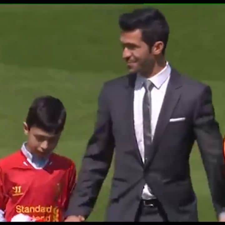 ルイス・ハビエル・ガルシア・サンスのインスタグラム：「#TBT One of the most special days at Anfield. In 2014 i went back to the stadium with Joel, my son, and the club invited me to the center of the pitch to say Hi to the amazing Supporters. Can't thank enough LFC family, for allowing us to experience a moment like that. YNWA #OnceaRedAlwaysaRed #LFC #MoreThanaGame」
