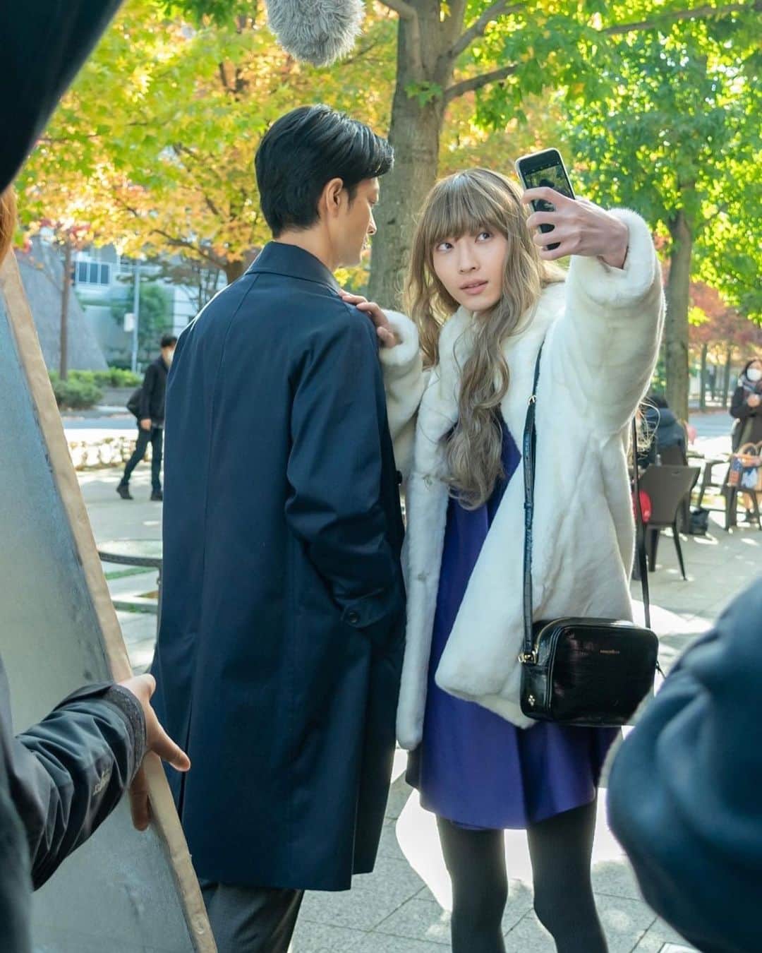「年の差婚」ドラマイズム【公式】のインスタグラム：「. ／ #年の差婚 💗 5話のオフショットを...🐧♡ ＼  Twitterも見てねっ↓↓↓↓ https://twitter.com/toshinosakon/status/1352250332890320897?s=21  理音に出会うこちらシーンは... 「え！男の子！？」という驚きと、、 スタイルの良さに、きゃー！！！という 感じでしたね🥺🥺  写真だとこの上なく 女の子に見える･･･😳⚡️  5話はこちらから🐧☞https://tver.jp/corner/f0065757  #葵わかな #竹財輝之助 #松本若菜 #小野寺晃良 #吉野北人 #河井青葉 #徳井優 #吹越満 #原因は自分にある。 #hankun  #ほっこりキュン #女装男子 #女装  #おかわり年の差婚 #イケオジ晴海さん」