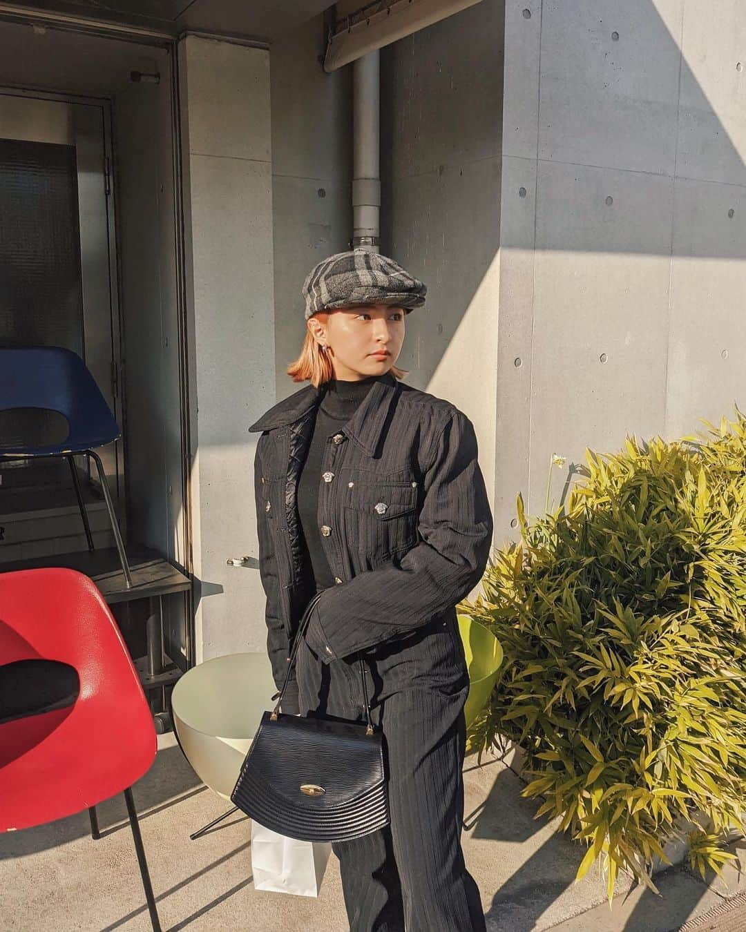 Julia Castroさんのインスタグラム写真 - (Julia CastroInstagram)「🖤🖤🖤 色んな服を着たい。 . #versace  #louisvuitton  #outfit #ootd #outfitoftheday  #winter #winterfashion #gingerhair #orange #orangehair  #冬服 #冬ファッション #ハンチング帽 #ハンチング #帽子 #ちびコーデ #冬コーデ #セットアップ #黒コーデ #ブラックコーデ #オレンジ #オレンジヘアー #髪色 #系統定まってない #それがjulifashion #julifashion」1月21日 22時34分 - julia.c.0209