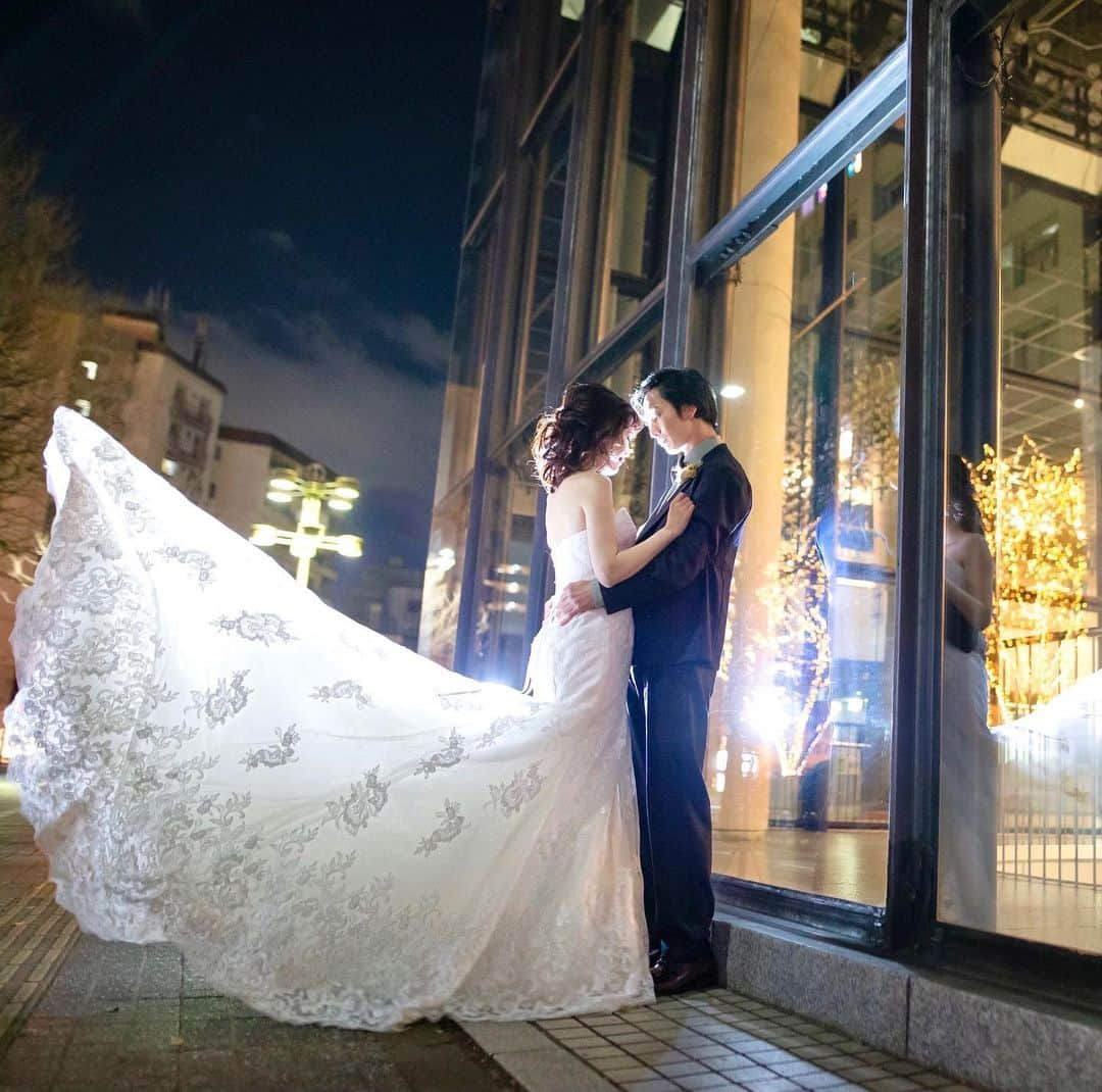 浅井麻里さんのインスタグラム写真 - (浅井麻里Instagram)「💫✨💫✨﻿ ﻿ Wedding model✨﻿ ﻿ ﻿ これも極寒の中で撮影したショット📸🤣﻿ ﻿ でもこんな素敵な写真ができるなら、﻿ 寒さにも耐えられる！☃️（笑）﻿ ﻿ @claire.sendai﻿ 🤵@renji.1011﻿ 📸@ken1_photography﻿ ﻿ ﻿ #クレール仙台サロン#claire#前撮り#仙台#ウェディングモデル#ウェディングドレス#光のページェント#weddingmodel#weddingphoto#wedding_mari﻿」1月21日 22時34分 - mari_asai_625