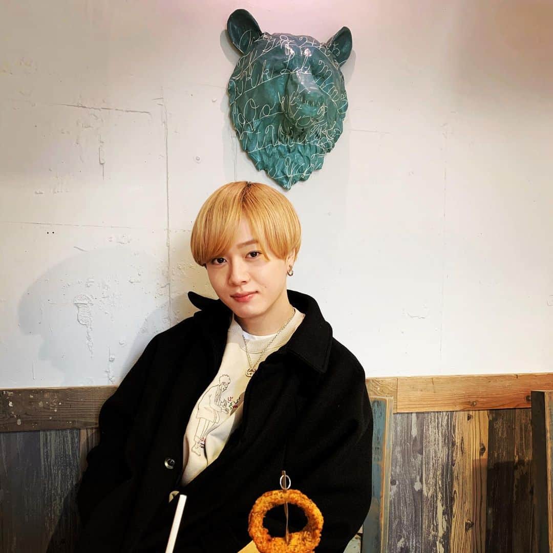 内海大輔さんのインスタグラム写真 - (内海大輔Instagram)「・ ・ ・ ・ ・ ・今日一日外にいたので寒すぎた❄️ ・ ・撮影終わりカフェにて☕️ ・ ・ハンバーガー食べたよお👀 ・ ・美味しかった🔥🔥 ・  ・ ・(マスクはこの瞬間とりました。) ・ ・ ・ #内海大輔#自由が丘#bts#韓国ファッション」1月21日 22時35分 - daisuke_utsumi