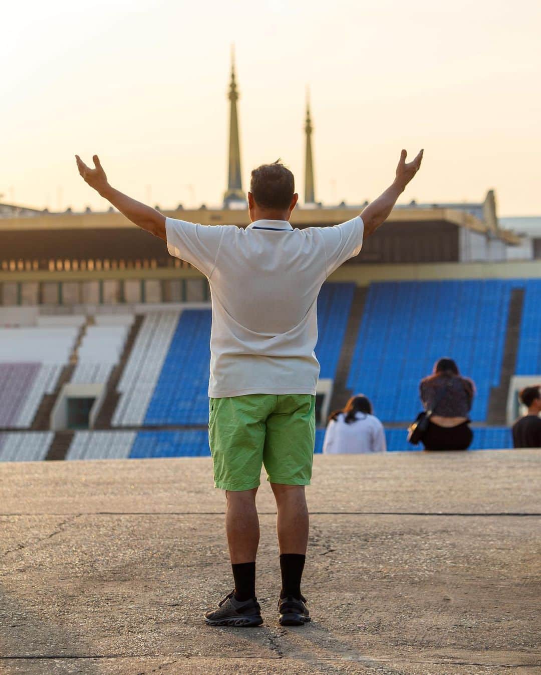 Shunsuke Miyatakeのインスタグラム：「A man embracing another day, Phnom Penh, Cambodia」