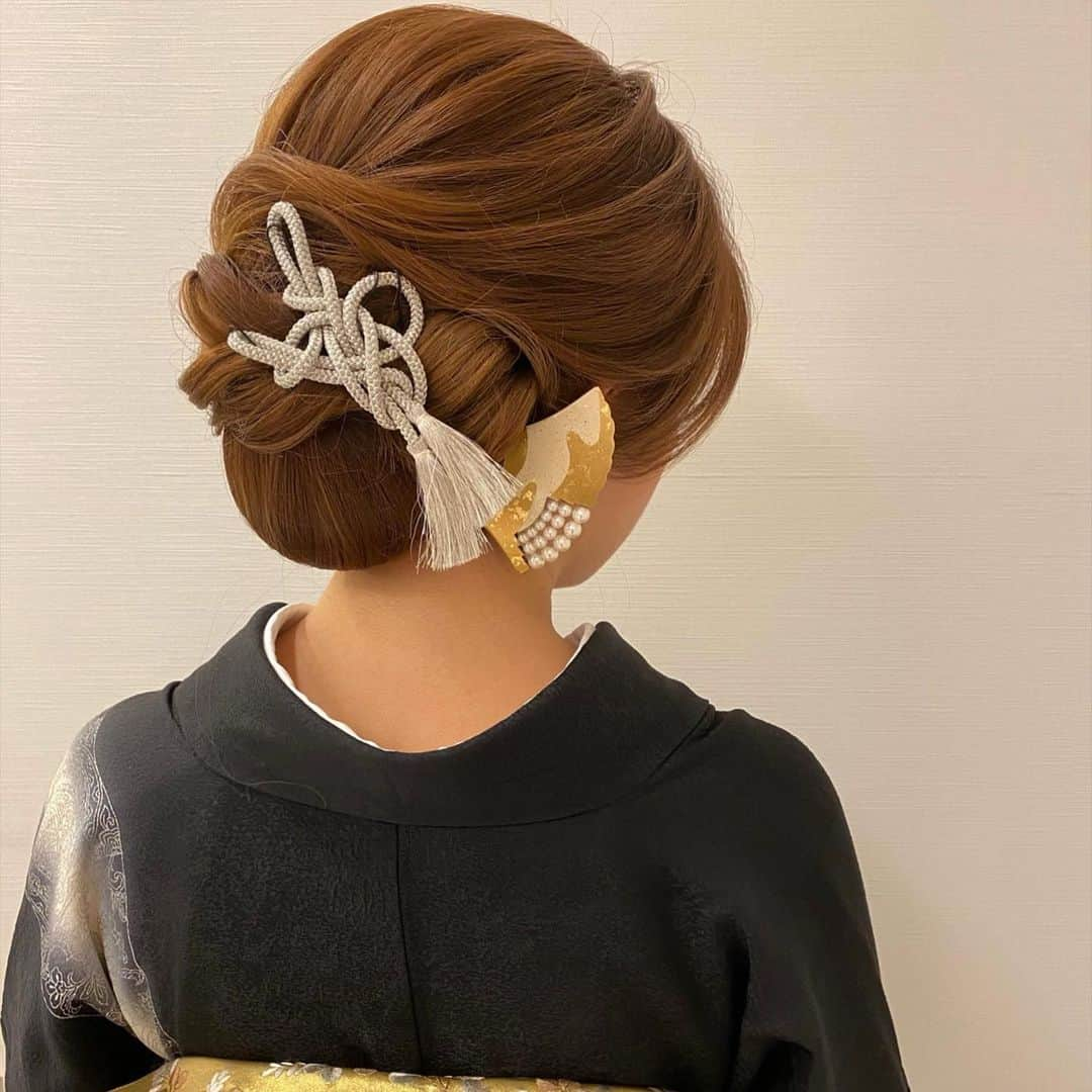 Tomoyo Kitamuraさんのインスタグラム写真 - (Tomoyo KitamuraInstagram)「先日のお客様♡ カールでアレンジをした和装シニヨン  #ヘアメイク #ヘアセット #ヘアアレンジ #ヘアスタイル #銀座#美容師 #ウェディング#ウェディングヘア #ブライダル#ブライダルヘア #結婚式#プレ花嫁#花嫁#前撮り#着物#浴衣 #シニヨン#ダウン#夜会巻き #ヘアメイクリハーサル #bride#bridehair#bridal#updo#upstyle」1月21日 22時36分 - tmy_o3.pugmi