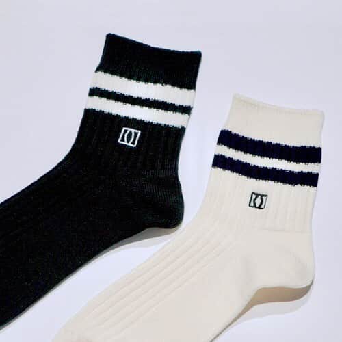 のインスタグラム：「. \\ NEWS // MIKAKUS × Tabio collaboration socks 2021.1.21 thu  KICK OFF！ @mikakus_japan  @tabio.jp  . スペインサッカーを世界の頂点に導いた アンドレス・イニエスタが手掛ける、 スペインで誕生したスニーカーブランド “MIKAKUS” MIKAKUSとTabioのコラボレーションソックスが 誕生しました！ . ・MIKAKUS公式オンラインストア https://mikakus.jp @mikakus_japan  ・MIKAKUS神戸店 にて、2021年1月21日(木) 発売！ . ＜type 1：MIKAKUS SHORTLINE BLACK SOCKS＞ サイズ：25.0-27.0cm / 価格：¥2,420(税込) . ＜type 2：MIKAKUS SHORTLINE WHITE SOCKS＞ サイズ：25.0-27.0cm / 価格：¥2,420(税込) . ＜type 3：MIKAKUS AMERIB RED SOCKS＞ サイズ：25.0-27.0cm / 価格：¥2,420(税込) . ＜type 4：MIKAKUS AMERIB WHITE SOCKS＞ サイズ：25.0-27.0cm / 価格：¥2,420(税込) . ＜type 5：MIKAKUS AMERIB BLACK SOCKS＞ サイズ：25.0-27.0cm / 価格：¥2,420(税込) . ※オリジナルパッケージ入り . . #mikakus #ミカクス #tabio #tabio_official #tabiosocks #タビオ #mikakustabiosocks #足元くら部 #足元倶楽部 #kobe #神戸 #足元コーデ #イニエスタ #iniesta #visselkobe #socks #sockstagram #sockstyle #socksoftheday #靴下 #靴下コーデ #くつした #legfashion #レッグファッション #football #soccer」