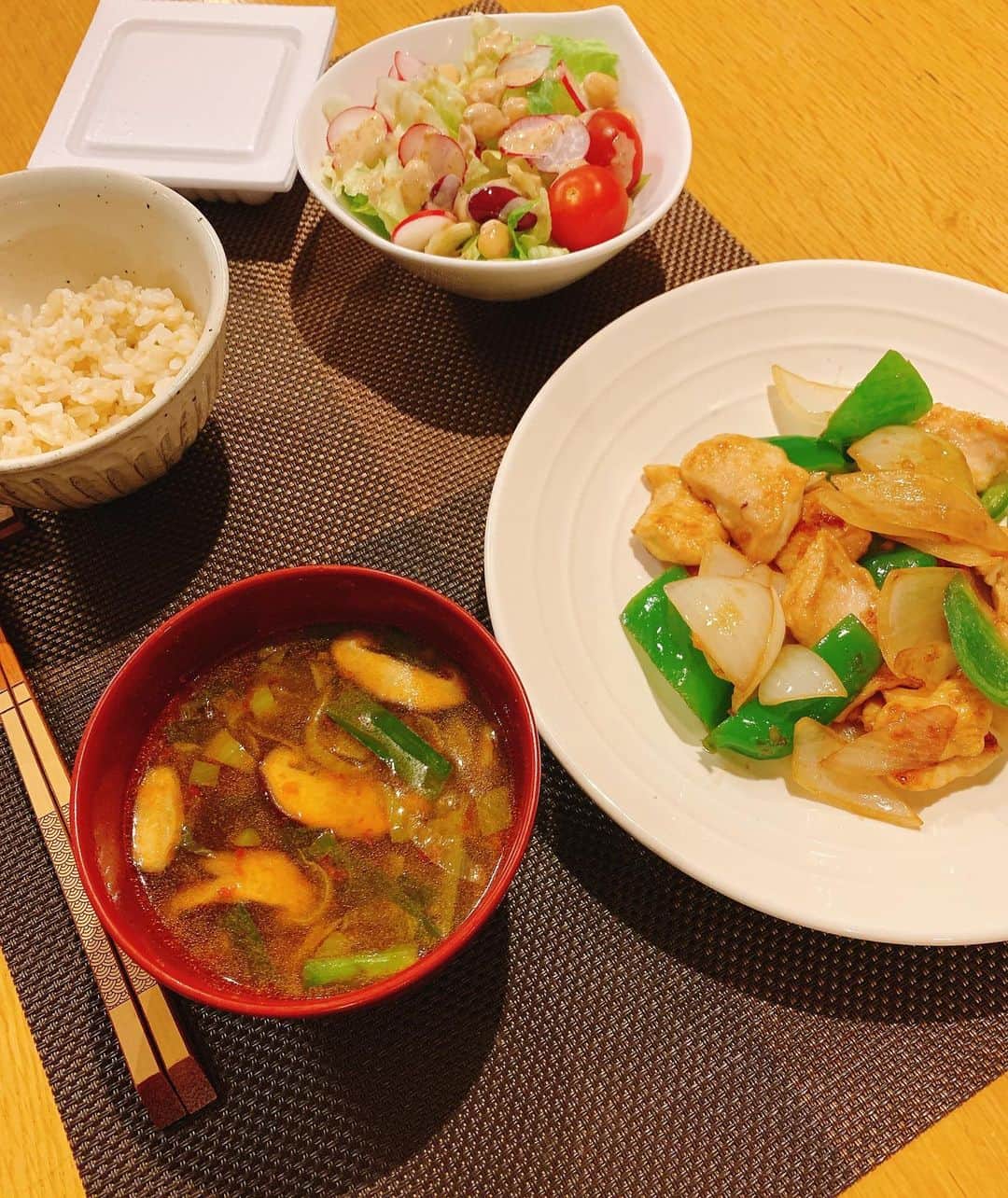 のインスタグラム：「今日の 私の夕食は鶏むね肉の生姜焼き。 なんか見ため酢豚w  玉ねぎをスライスするつもりが ボーっとしていて ピーマンと同じ乱切りになっちゃった。  汁物は ピリ辛の豆板醤のスープ。 辛いのを欲してて。 辛いのはそんなに得意ではないけど いつか中本の北極たべてみたいな 一口でギブしそうだけどw  納豆は 夜に食べるといいと聞いて よく食べている。 120回は必ず混ぜてるよ  ご飯は 玄米と白米のハーフの100g  ごちそうさまでしたっ  #生姜焼き#鶏むね肉#鶏胸肉 #低脂質#高タンパク#健康第一 #美味しくいただきました  #料理は楽しく#体に優しく #今日もありがとう #久しぶりの#mikuni飯」