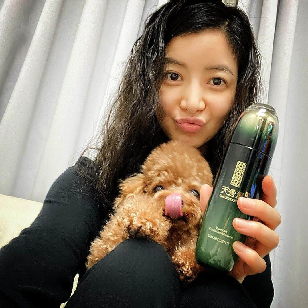 ユン・セアさんのインスタグラム写真 - (ユン・セアInstagram)「😈 이거?? 진짜 자신있다!! 나 오랜시간 천수윤진으로 위로받고 있다구여...😊 힘든 하루 털어내고 촉촉하게 채워넣는 하루의 마무리. 덕분에 나는 지금 회복중이랍니다. 이것은 아니된다. 뽀그리야야...다른건 다 내어주마..😍 #자신감 #천수윤진 #천수윤진모델 #윤세아 #자랑스럽습니다」1月21日 22時37分 - loveyoonsea