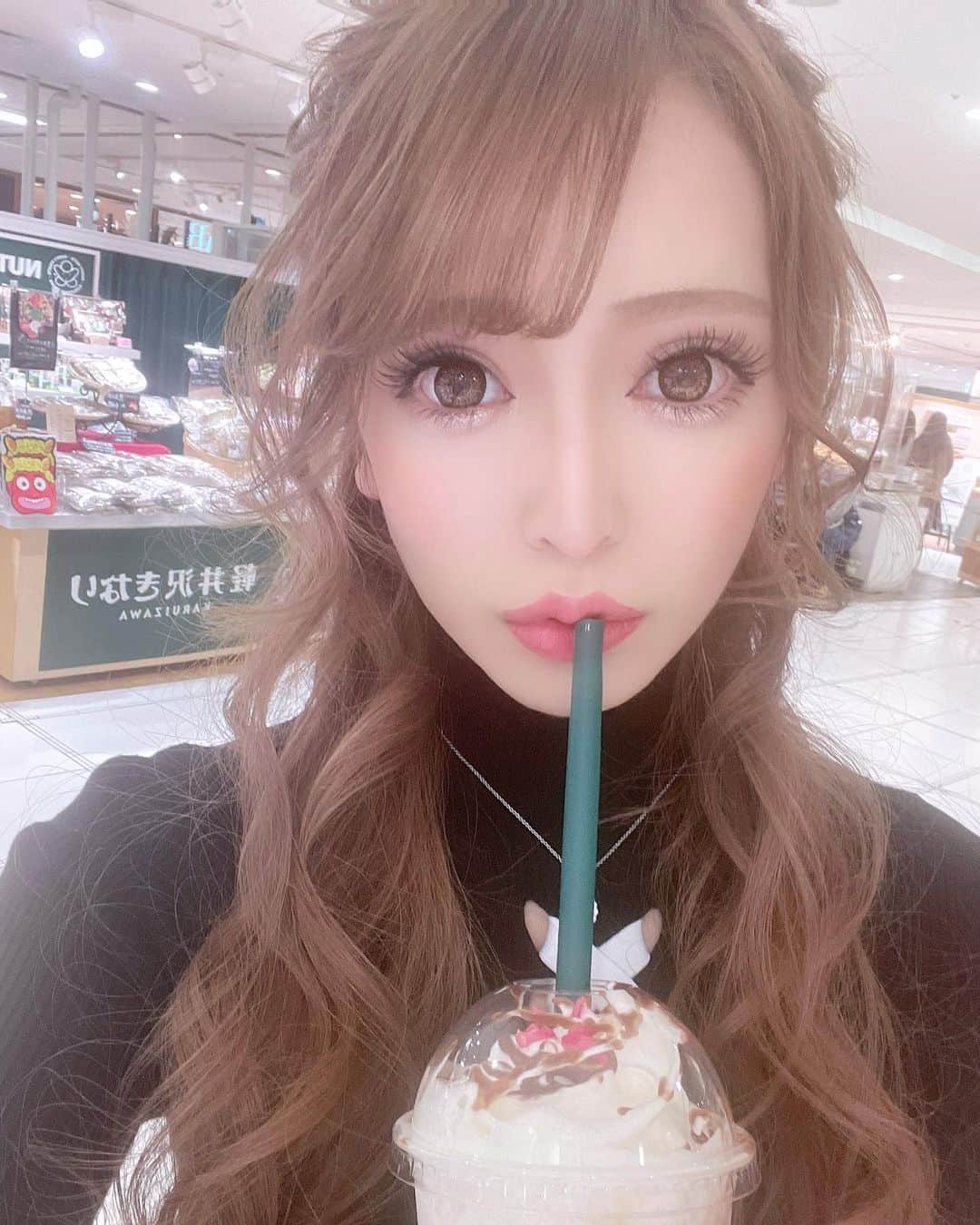 YURINAさんのインスタグラム写真 - (YURINAInstagram)「. 新作の生チョコ美味しかったあ🍫💝 . . #スタバ #スタバ新作 #フラペチーノ #生チョコ #チョコ #バレンタイン #スイーツ #カフェ #カフェ巡り #カフェスタグラム #名古屋カフェ #ヘアアレンジ #自撮り #ハーフアップ #キャバ嬢 #名古屋 #栄 #錦 #歌舞伎町 #六本木 #北新地 #中洲 #starbucks #sweet #cafe #selfie #selca #instagram #instagood #instalike」1月21日 22時38分 - barbiechan__xx