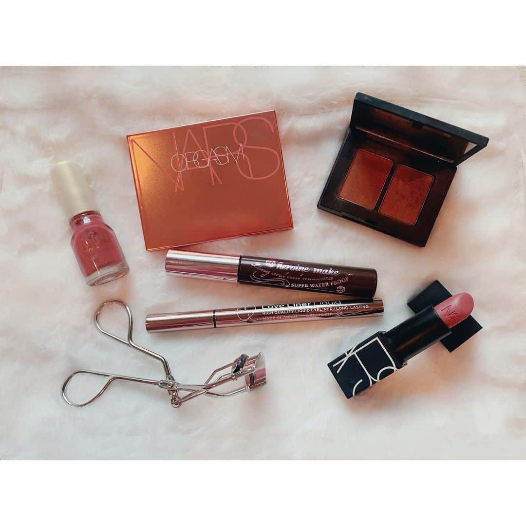 MACOのインスタグラム：「自分メイクで使ってたアイテム^ ^ 最近のスタメン😻💄↓ ▪︎シャドウ ┗ NARS デュオアイシャドー 3919 ▪︎リップ ┗ NARS リップスティック 2971 ▪︎マスカラ ┗ heroine make ロング&カール 02 ▪︎アイライナー ┗Love Liner リキッド ダークブラウン ▪︎チーク ┗NARS オーガズム 3998 ▪︎ネイル ┗ちふれ 242   マスカラもアイライナーもブラウン🤎 目尻だけ引く^ ^ 自分の目のカーブに合うビューラーは 絶対コージー！ NARSのリップ塗る前にオペラかB IDOLの ティントのせて潤わせてから塗るよ^ ^  #make #makeup」