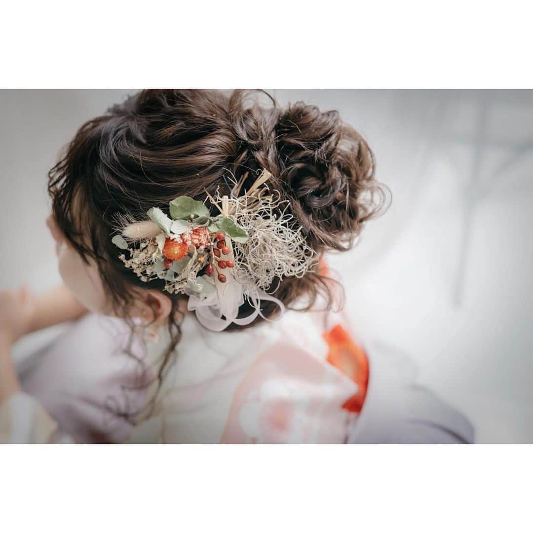 のインスタグラム：「🗣振袖展示会やるよ！  1月22日〜24日の３日間限定♡  たくさんの振袖と小物が いっーぱい選べます🕺🏻  是非お待ちしております♩  .  #スタジオシエル  #スタジオシエル印西店 #振袖  #振袖レンタル  #印西写真館  #ヘアメイク  #ヘアアレンジ  #ナチュラルメイク  #アップスタイル  #shopping  #写真館  #スタジオ  #カメラ女子  #印西 #ビックホップ  #かわいい #ドライフラワー #ウェディングドレス  #成人式 #成人式前撮り #成人式ヘアセット  #振袖前撮り #成田振袖  #八千代振袖 #白井振袖  #印西振袖」