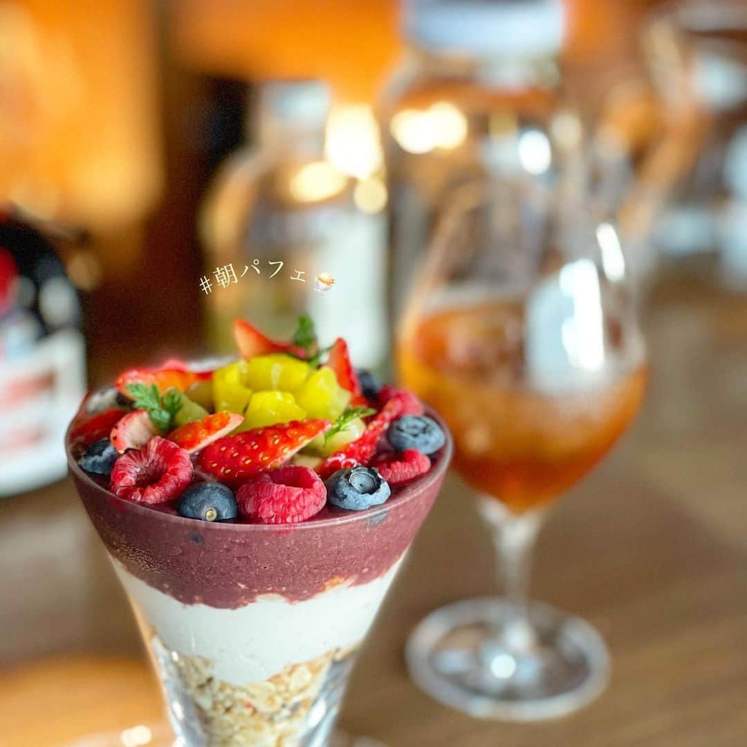 菊池かなこのインスタグラム：「. 朝パフェ期間中限定のアサイーパフェを食べに🍓🍓🍓 @remakeeasy もう一つのメニューの 生姜焼き定食の香りが良い香りすぎて お腹空いてすぐ二軒目に🏃‍♀️🏃‍♂️ . . . #remakeeasy#朝パフェ#朝パフェ部 #会員制バー#会員制#渋谷 #苺スイーツ#アサイー#アサイースムージー #🍓#苺スイーツ#いちごスイーツ#いちご #lineconomi#東京カレンダー#東カレ倶楽部 #インスタグルメアワード2021#かなーなグルメ #食べログ#東京グルメ#フードグラマー #デリスタグラマー#東京カフェ巡り#おしゃれカフェ #東京グルメ#東京カフェ#東京カフェ部#genic_food」