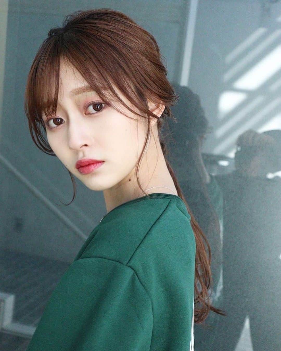 KAWABENIKIのインスタグラム：「今年は美容年にもしたい 自粛期間にメイク、ファンデーションから全部変えてお気に入り💓  ピンクのアイシャドウもっと綺麗に塗ればよかった😂  #サロンモデル#サロモ#女子大生#立教大学#立教生#フレッドペリー #fredperry#ヘアアレンジ #ローポニーテール #ローポニー #春メイク#ピンクメイク」
