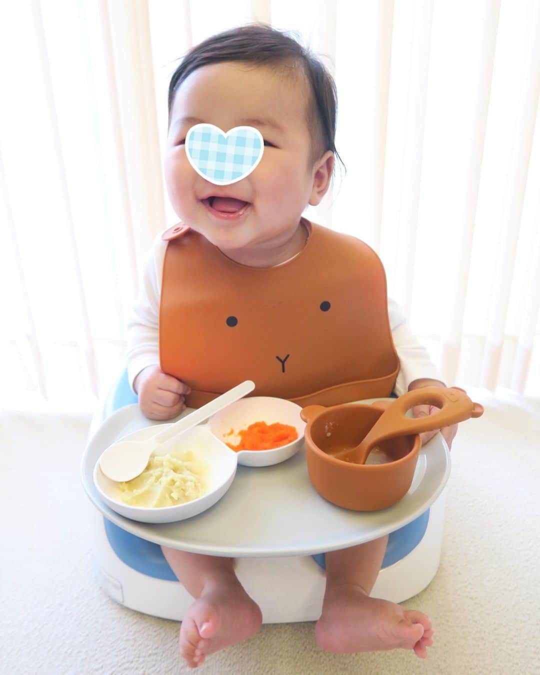 Mai Wakimizuのインスタグラム：「離乳食を初めて2週間。時間はかかりますが、沢山食べてくれるようになりました＼(^o^)／今日は十倍粥とさつまいもとにんじんでモリモリメニュー！いっぱい食べたね美味しかったね♡ #生後6ヶ月#男の子ベビー#離乳食#liewood」